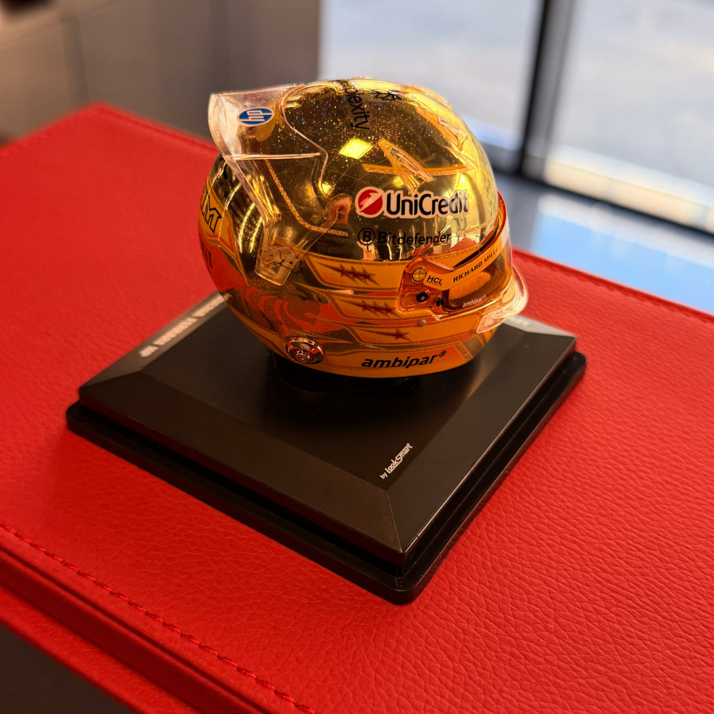 Lewis Hamilton Scuderia Ferrari HP Szingapúri Nagydíj 2025-ös bukósisak 1:5, a Looksmart gyártmánya