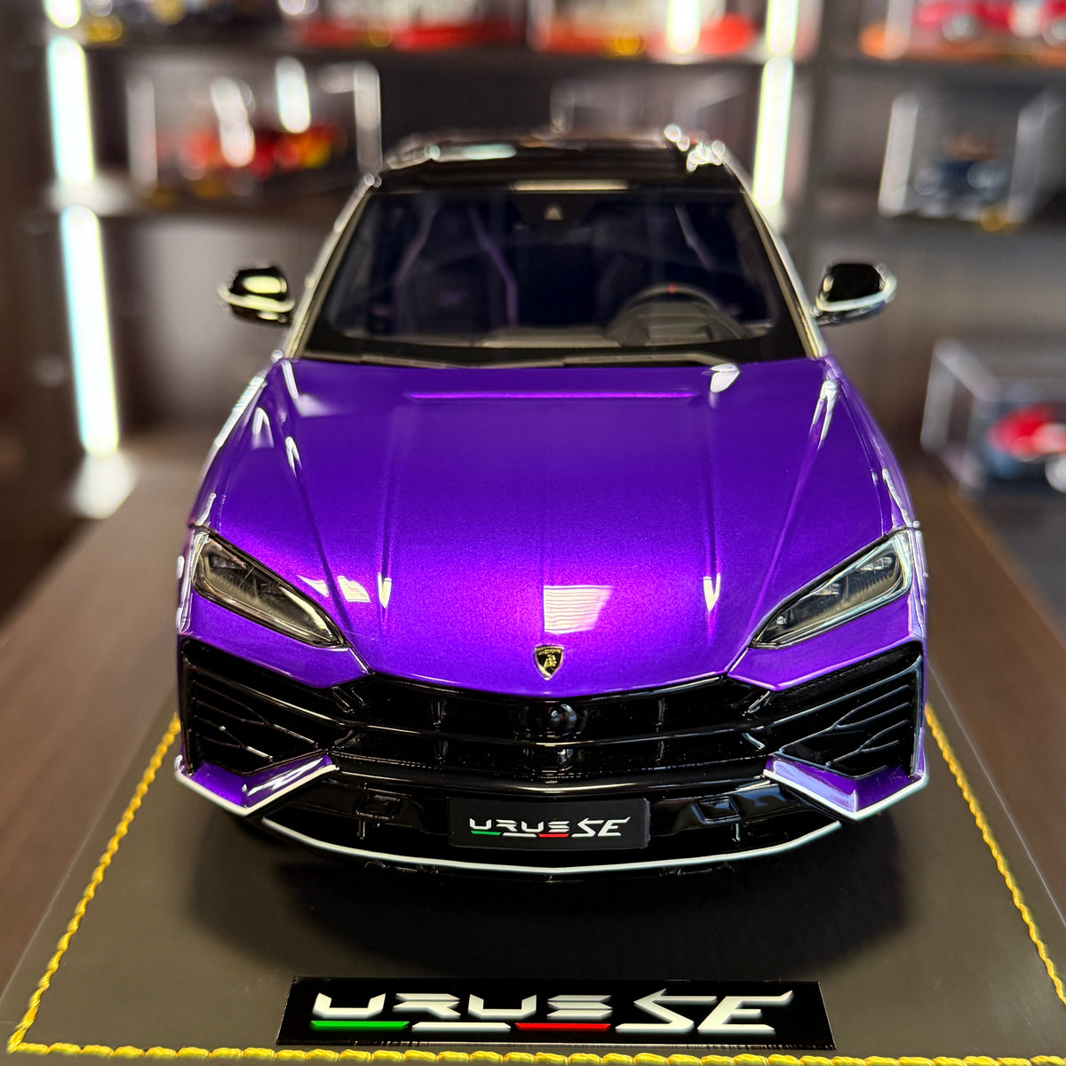 Lamborghini Urus SE Tettonero Viola Pasifae 1:18 by MR Collection