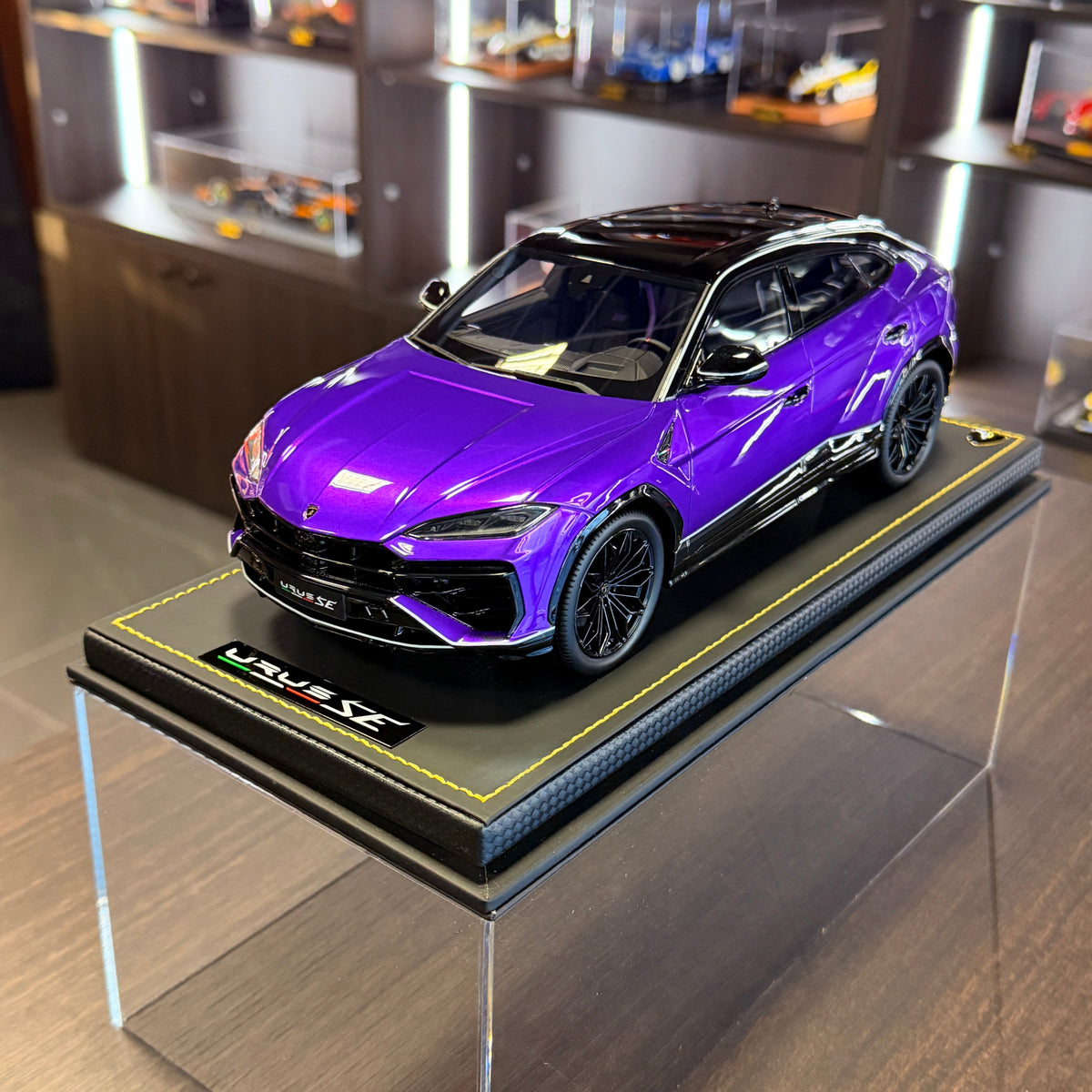 Lamborghini Urus SE Tettonero Viola Pasifae 1:18 by MR Collection