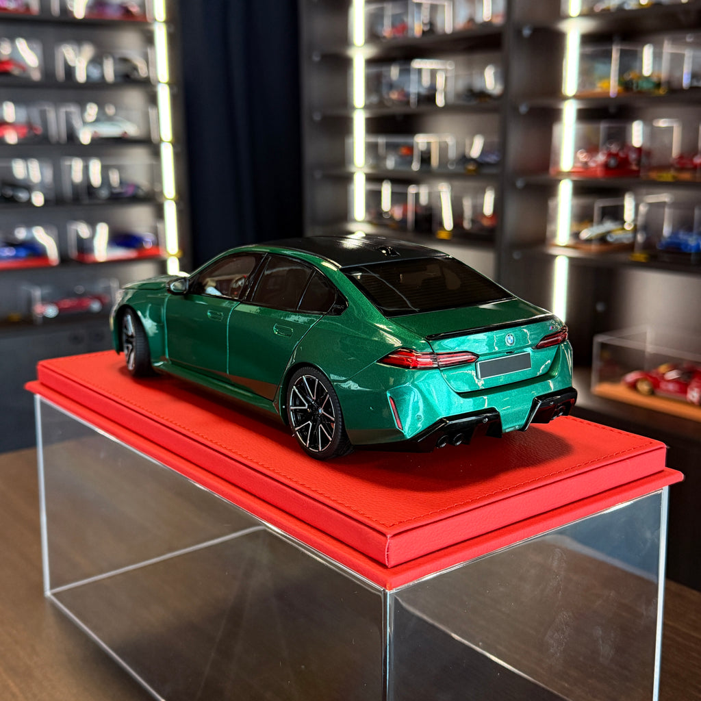 BMW M5 Green Metallic 2024, mierka 1:18 od Minichamps