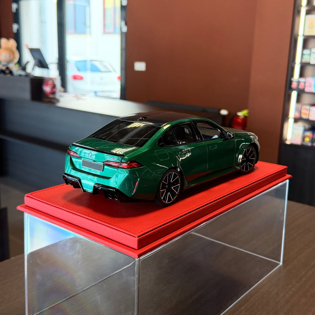 BMW M5 Green Metallic 2024, mierka 1:18 od Minichamps