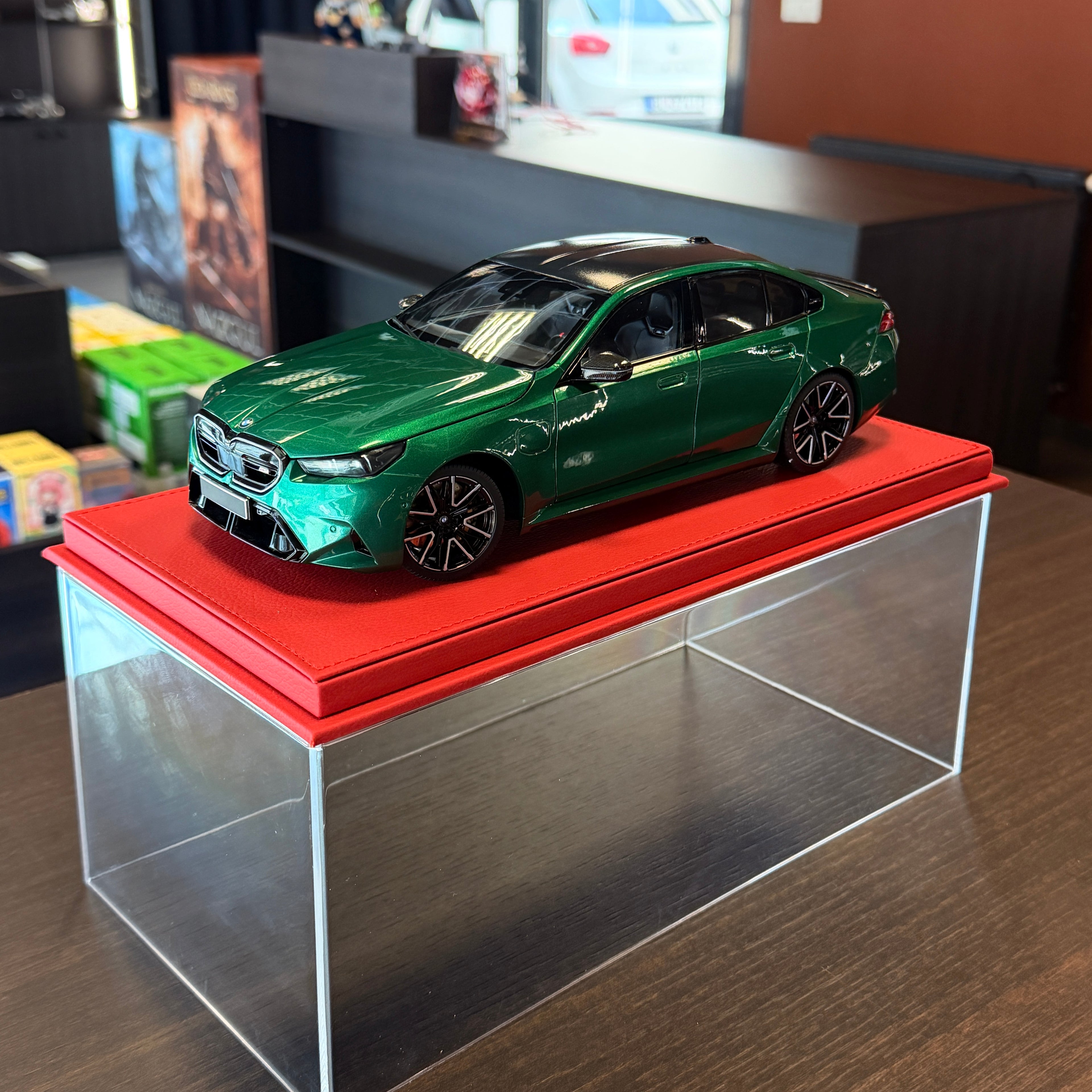 BMW M5 Green Metallic 2024, mierka 1:18 od Minichamps