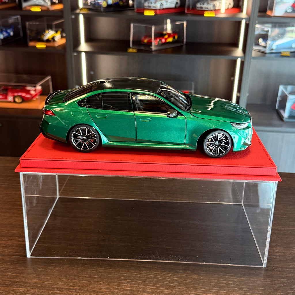 BMW M5 Green Metallic 2024, mierka 1:18 od Minichamps