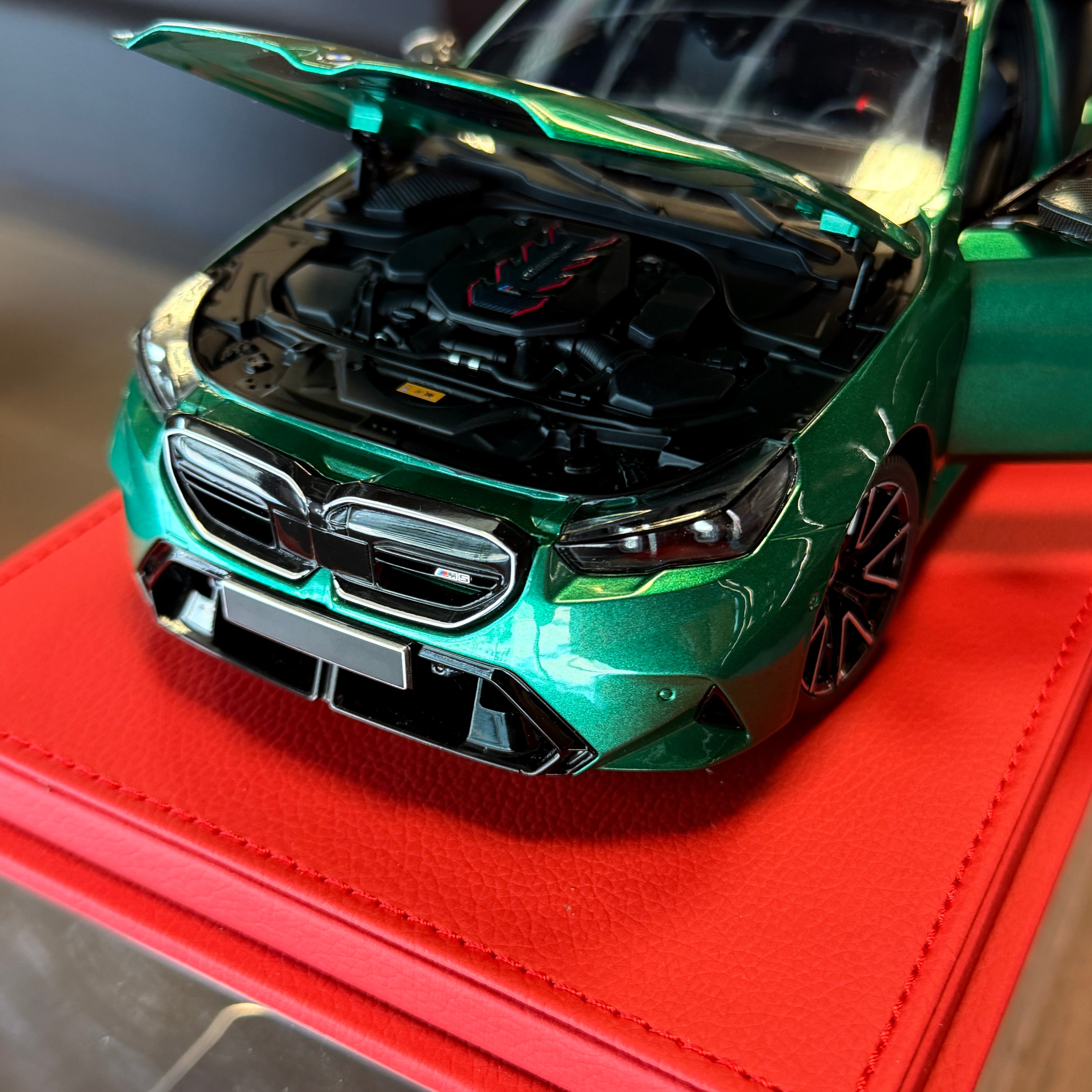BMW M5 Green Metallic 2024, mierka 1:18 od Minichamps