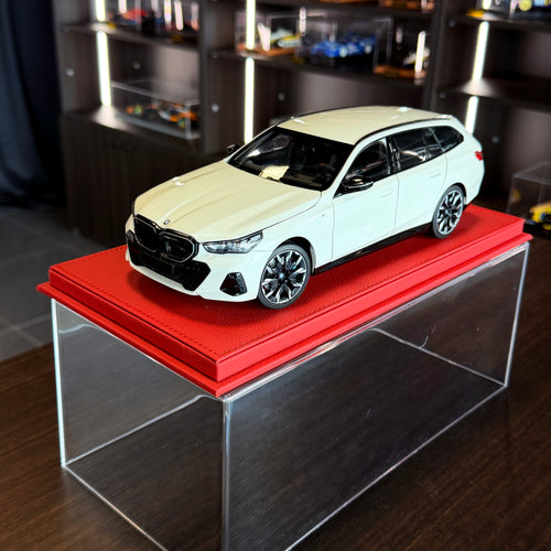 BMW i5 M60 Touring 2024 White Metallic – MINICHAMPS