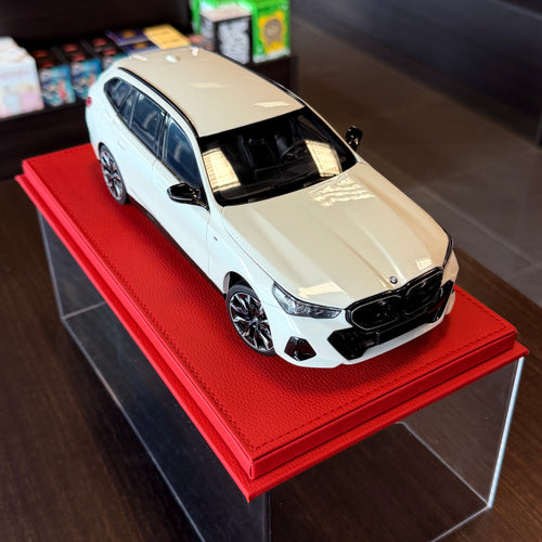 BMW i5 M60 Touring 2024 White Metallic – MINICHAMPS – view 2