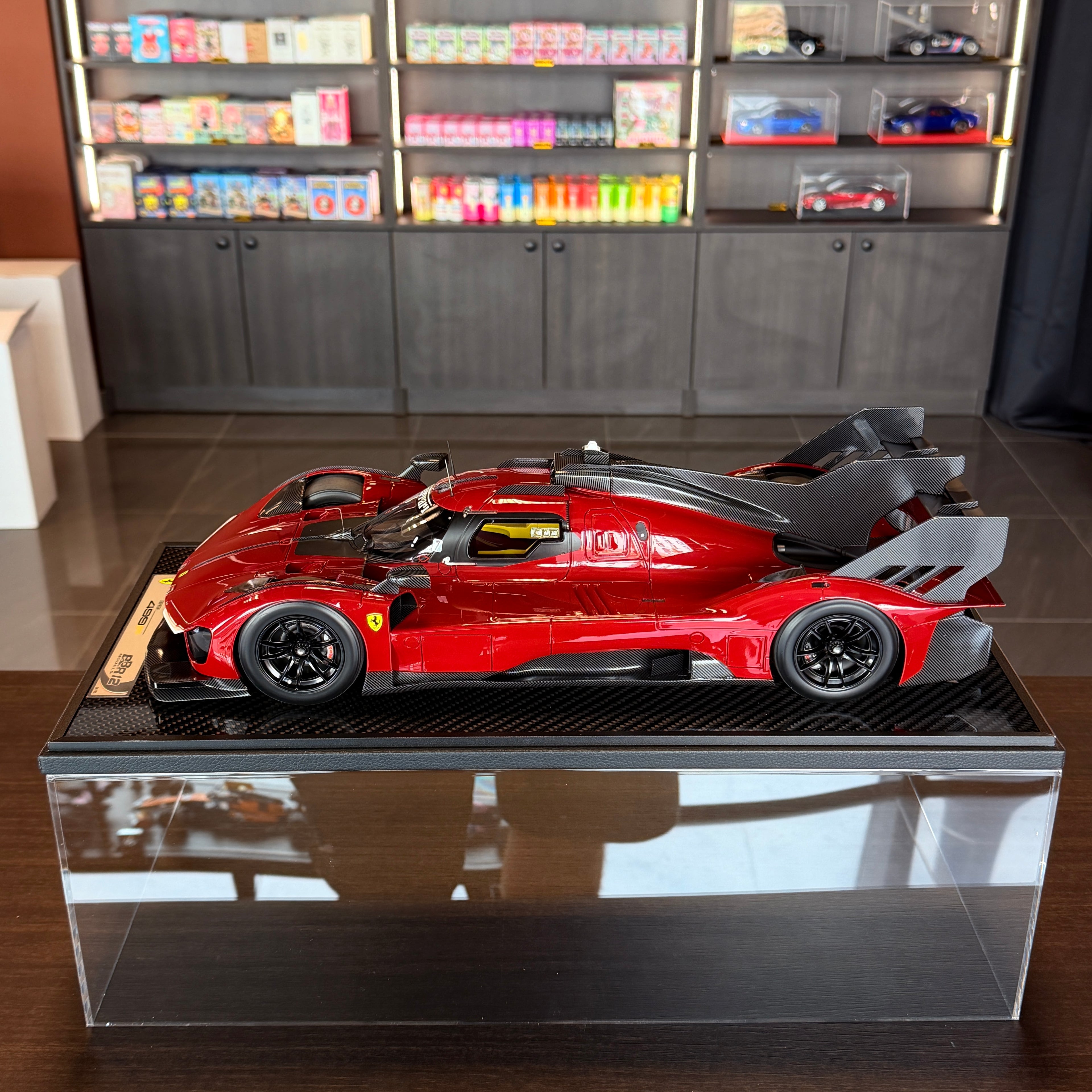 Modellauto BBR Models 1/12 Ferrari 812 Competizione Yellow Stripe Rosso Corsa 322