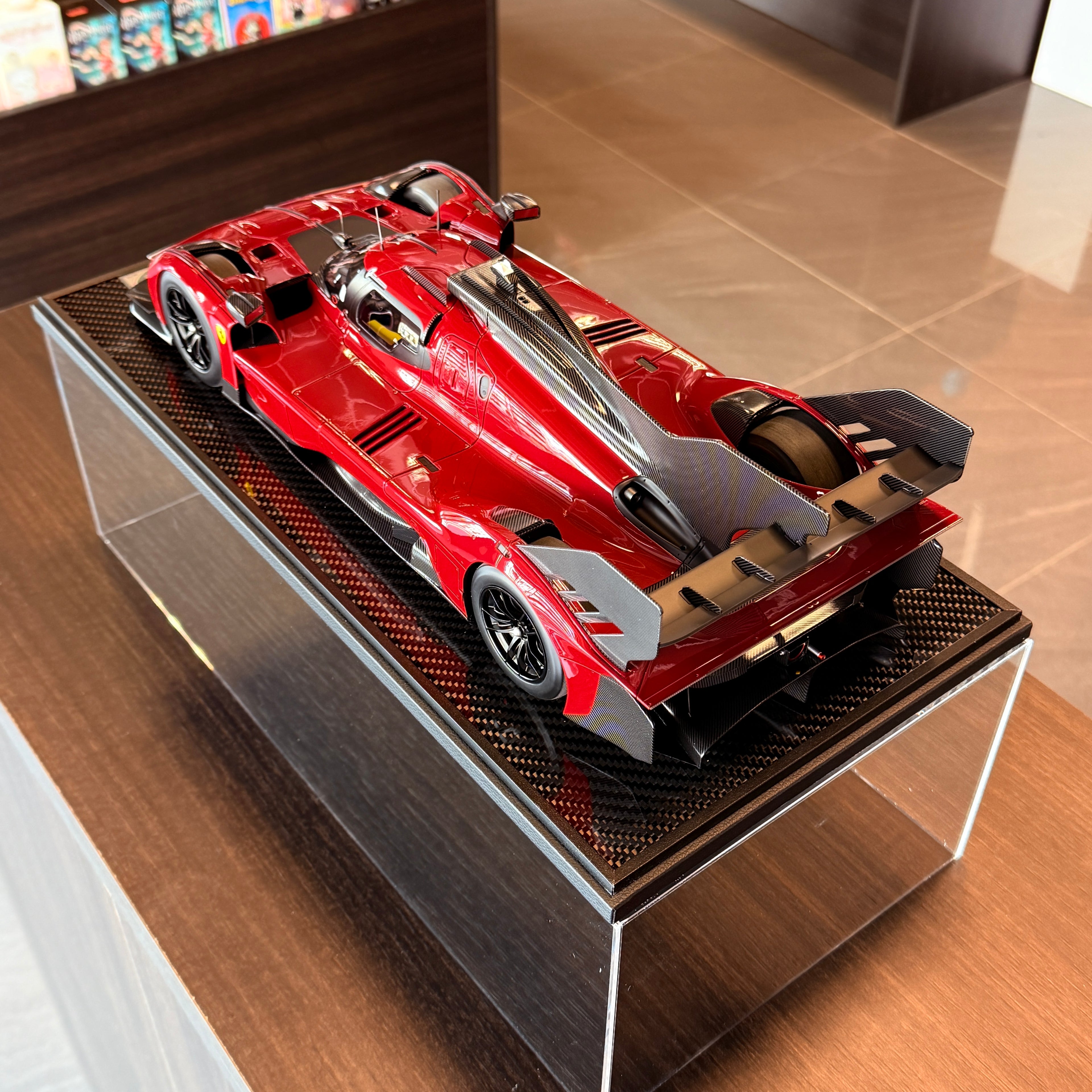 Modellauto BBR Models 1/12 Ferrari 812 Competizione Yellow Stripe Rosso Corsa 322