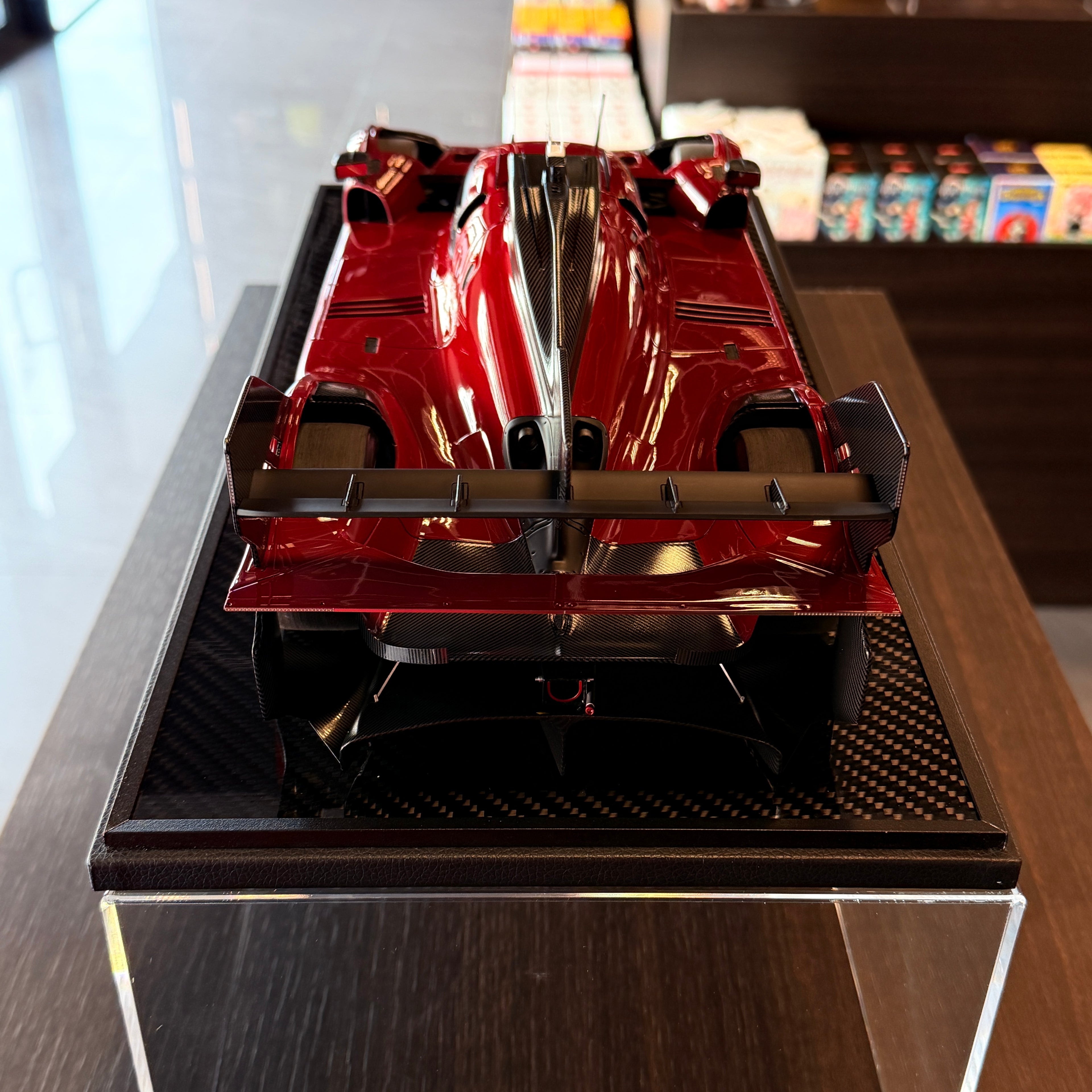 Modellauto BBR Models 1/12 Ferrari 812 Competizione Yellow Stripe Rosso Corsa 322