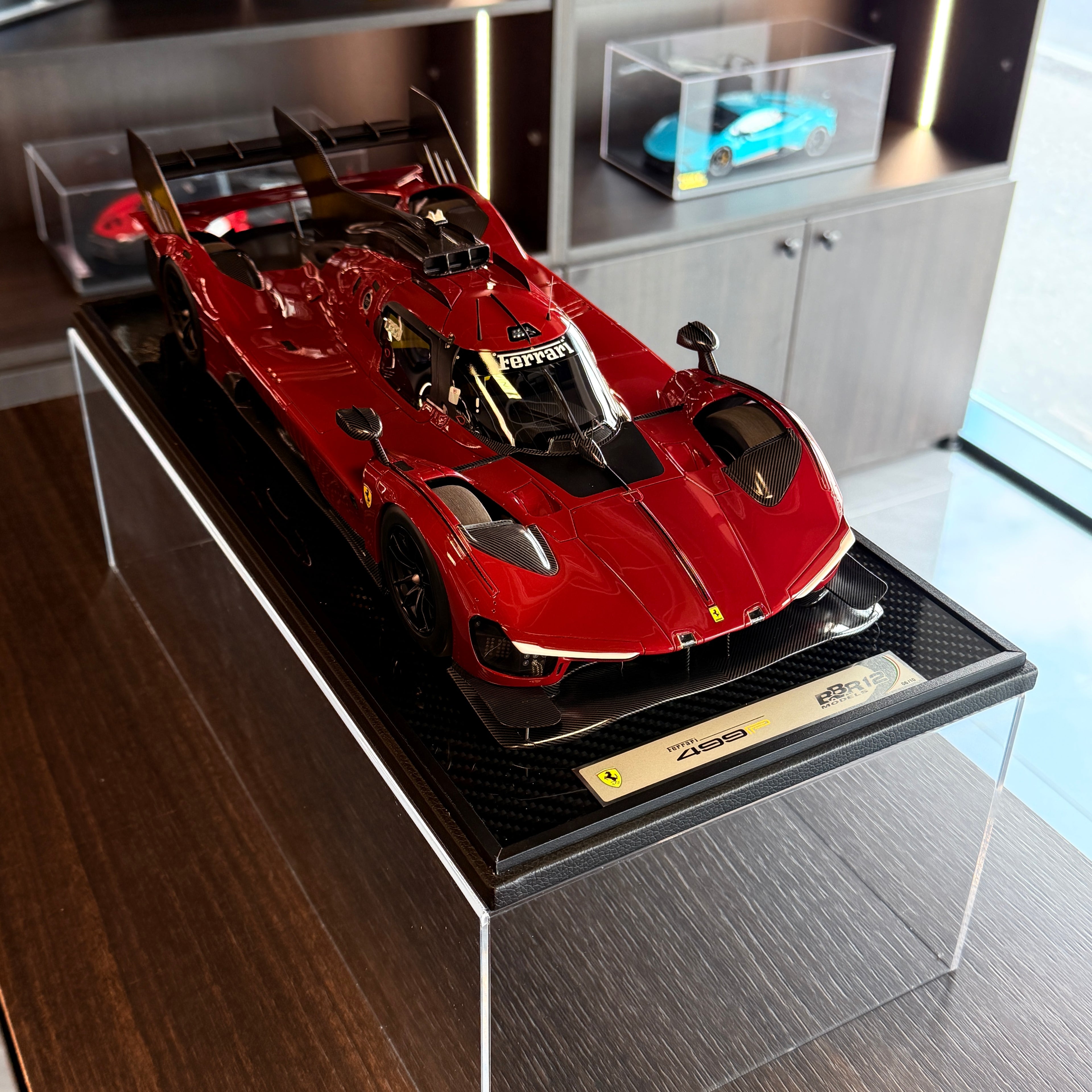 Modellauto BBR Models 1/12 Ferrari 812 Competizione Yellow Stripe Rosso Corsa 322