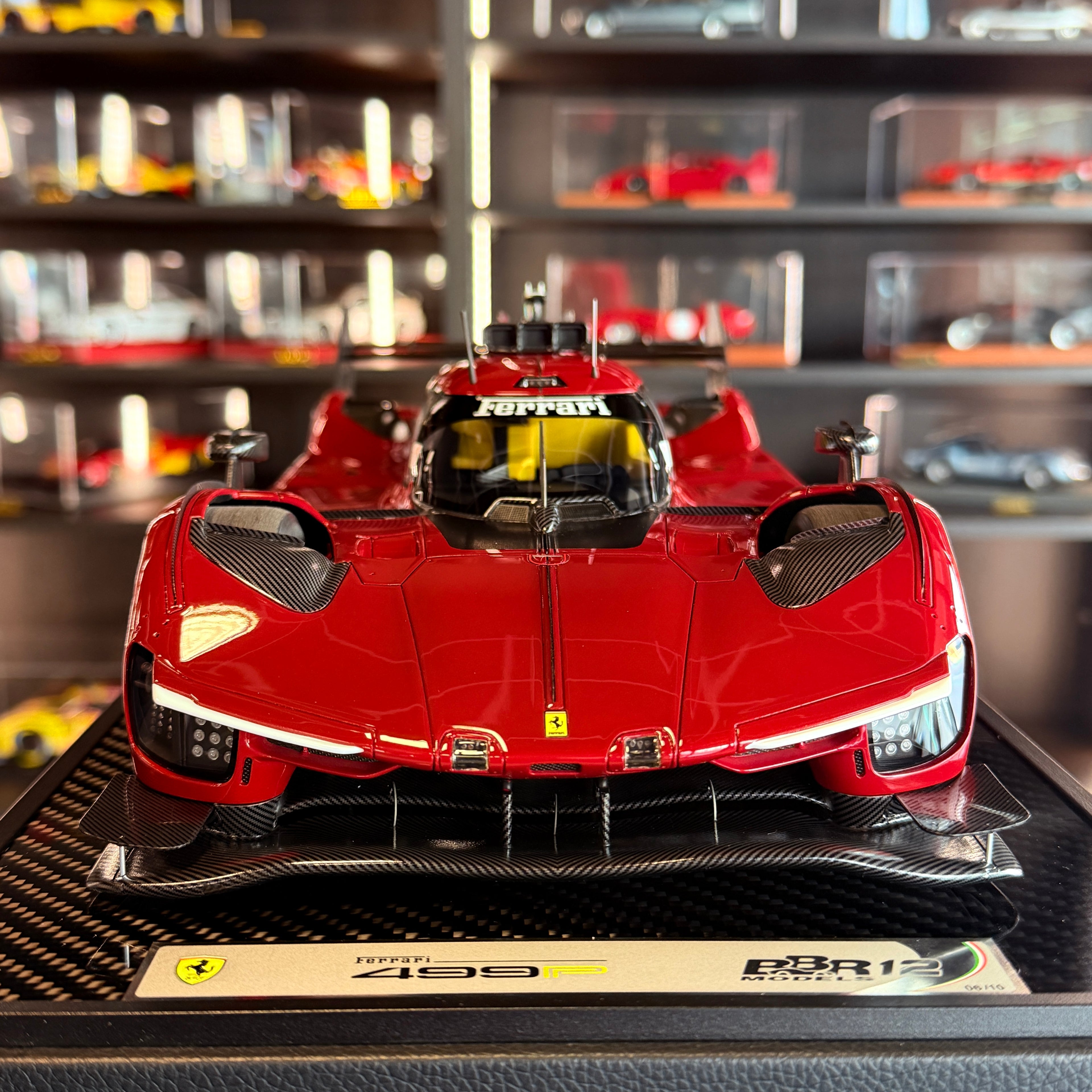 Modellauto BBR Models 1/12 Ferrari 812 Competizione Yellow Stripe Rosso Corsa 322