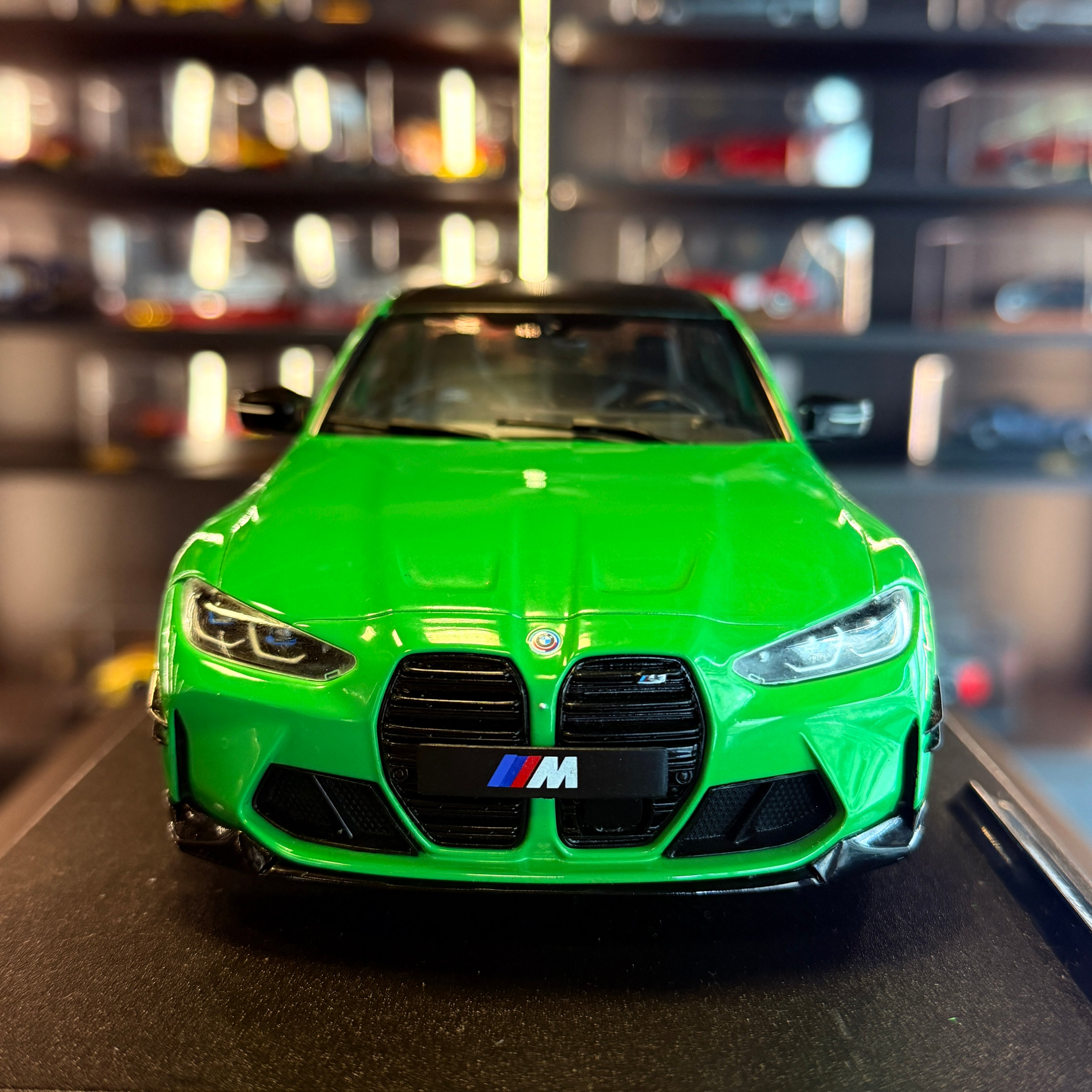BMW M3 s výkonnostnými dielmi Signal Green 2024, mierka 1:18 od Solido