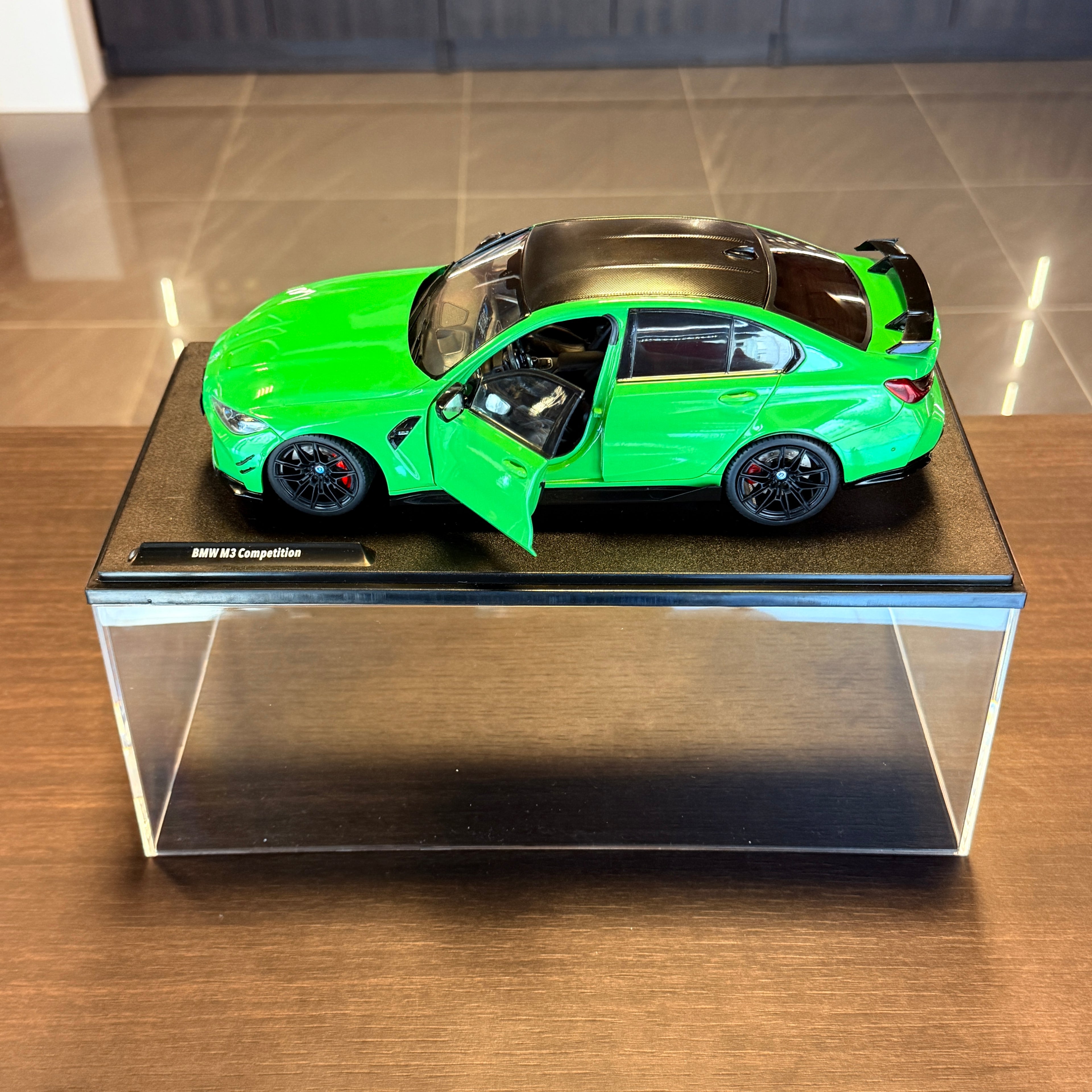 BMW M3 s výkonnostnými dielmi Signal Green 2024, mierka 1:18 od Solido