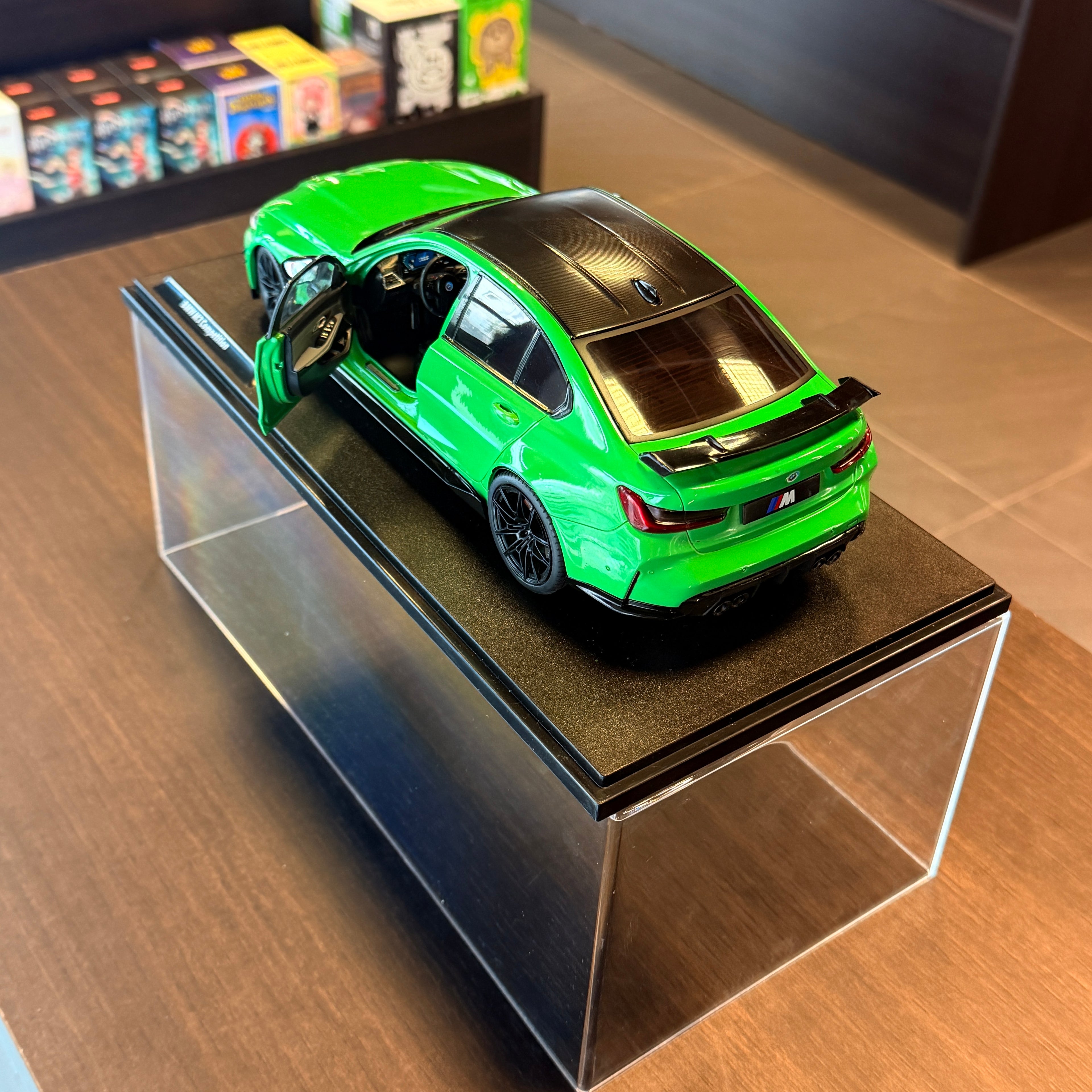 BMW M3 s výkonnostnými dielmi Signal Green 2024, mierka 1:18 od Solido
