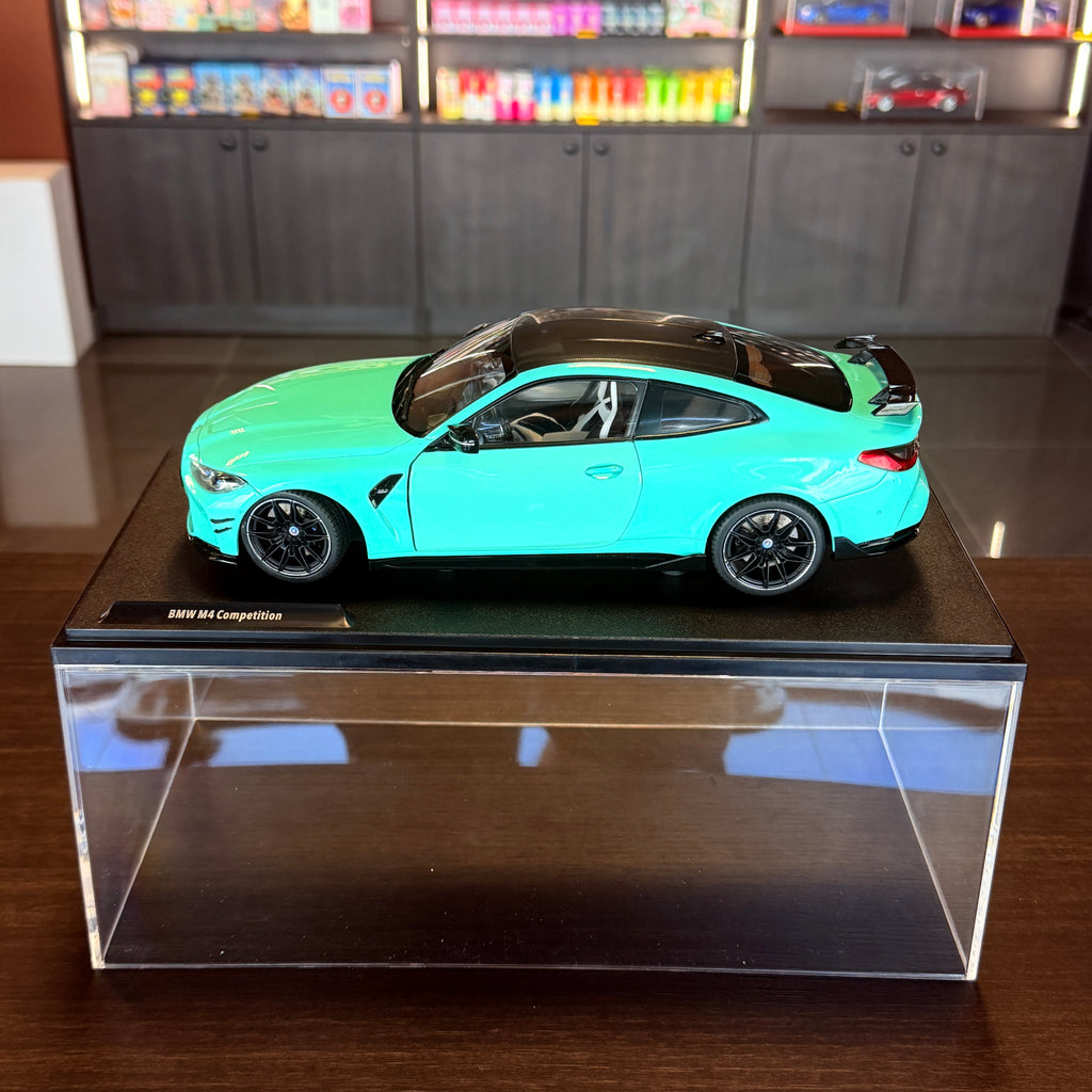 BMW M4 Performance Parts kiegészítőkkel, Mint Green, 2024, 1:18 méretarányban – Solido