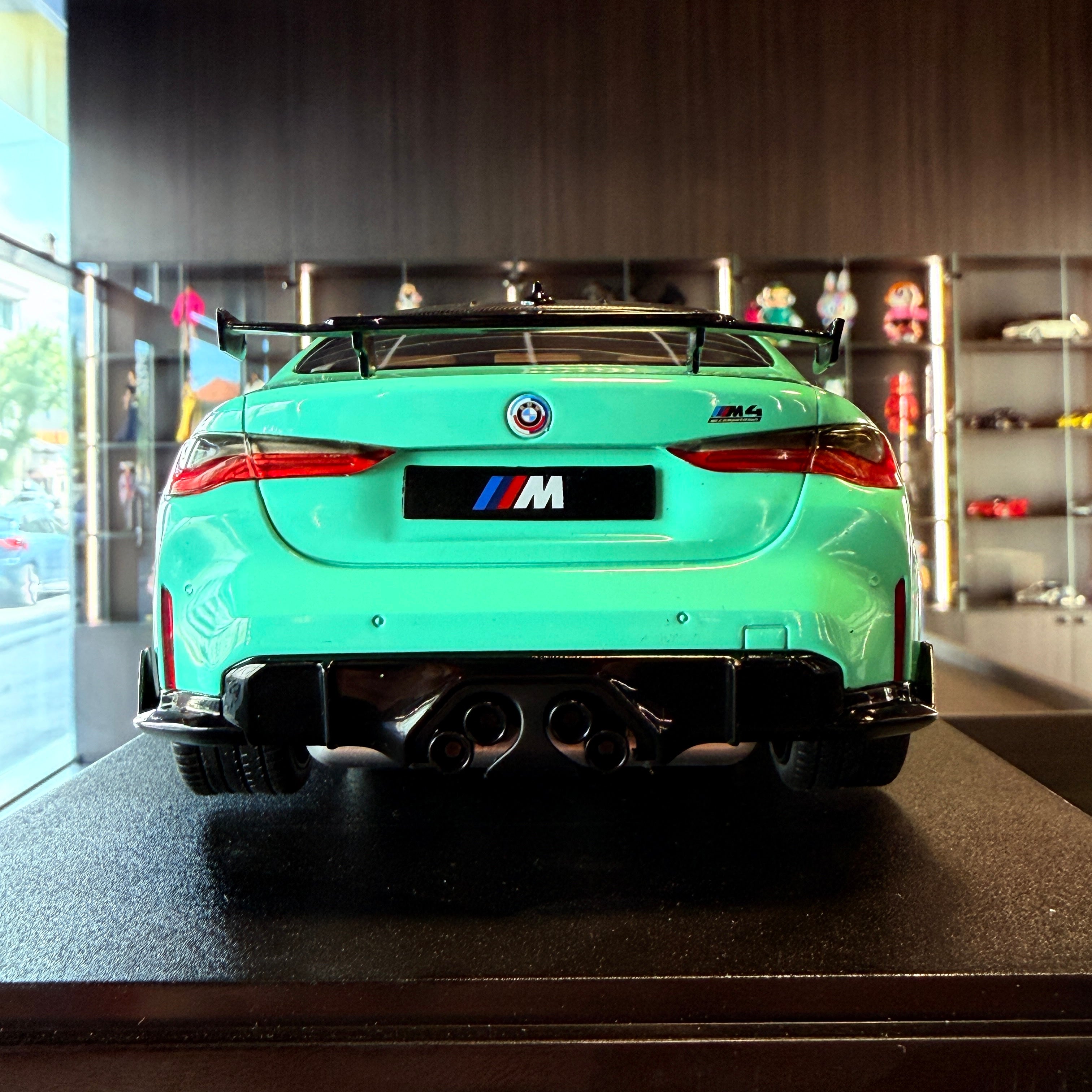 BMW M4 Performance Parts kiegészítőkkel, Mint Green, 2024, 1:18 méretarányban – Solido