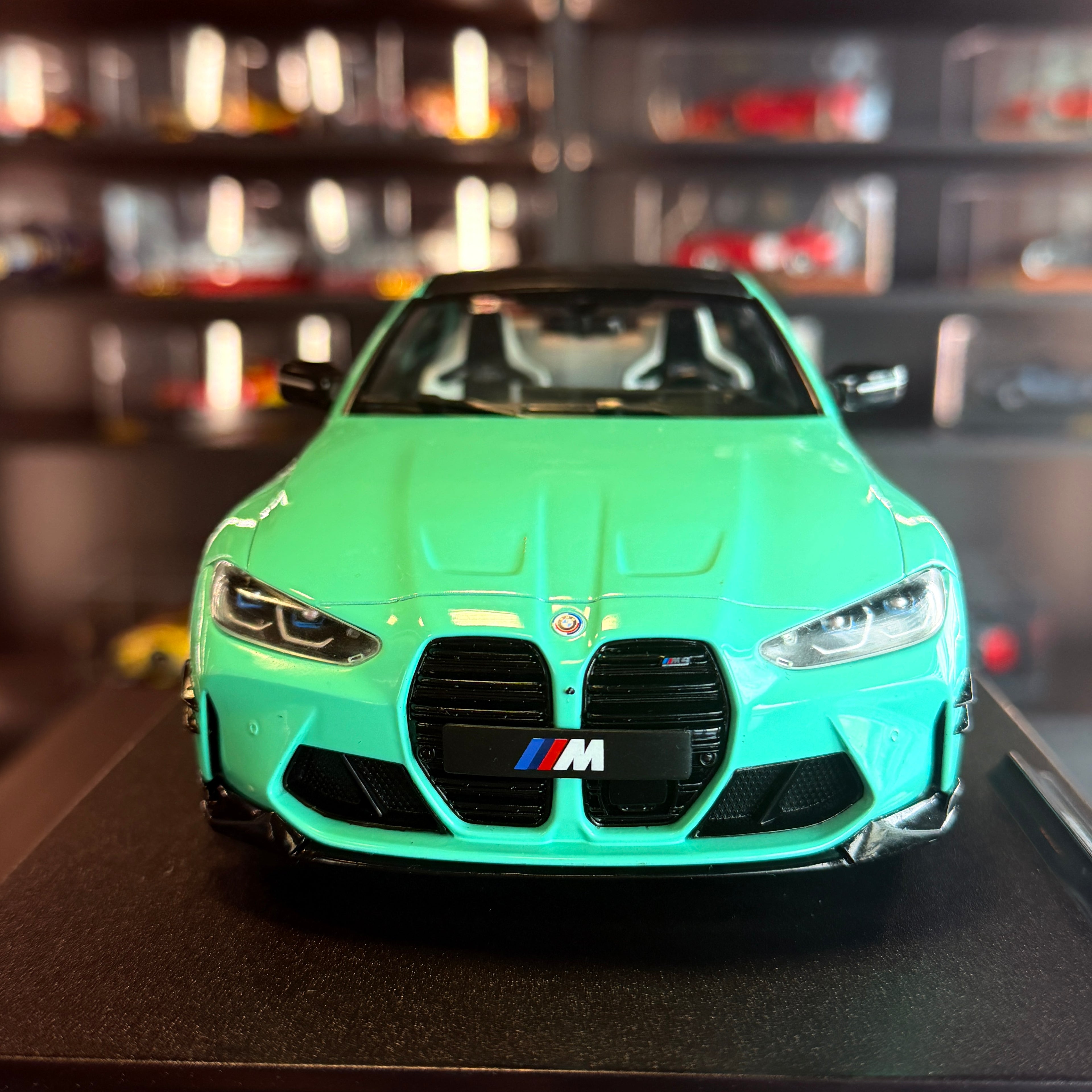 BMW M4 Performance Parts kiegészítőkkel, Mint Green, 2024, 1:18 méretarányban – Solido