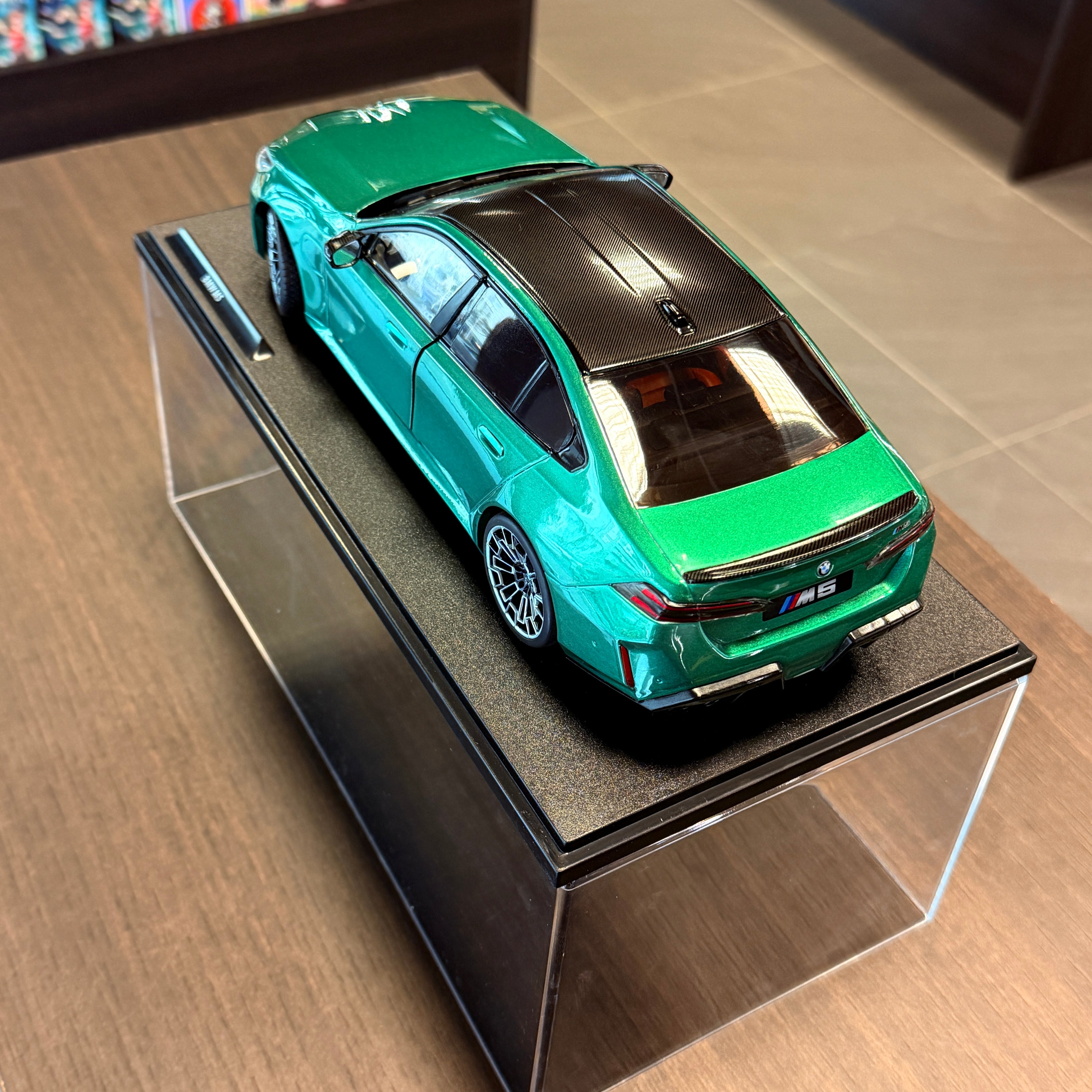 BMW M5 Isle of Man Green 2025, mierka 1:18 od Solido