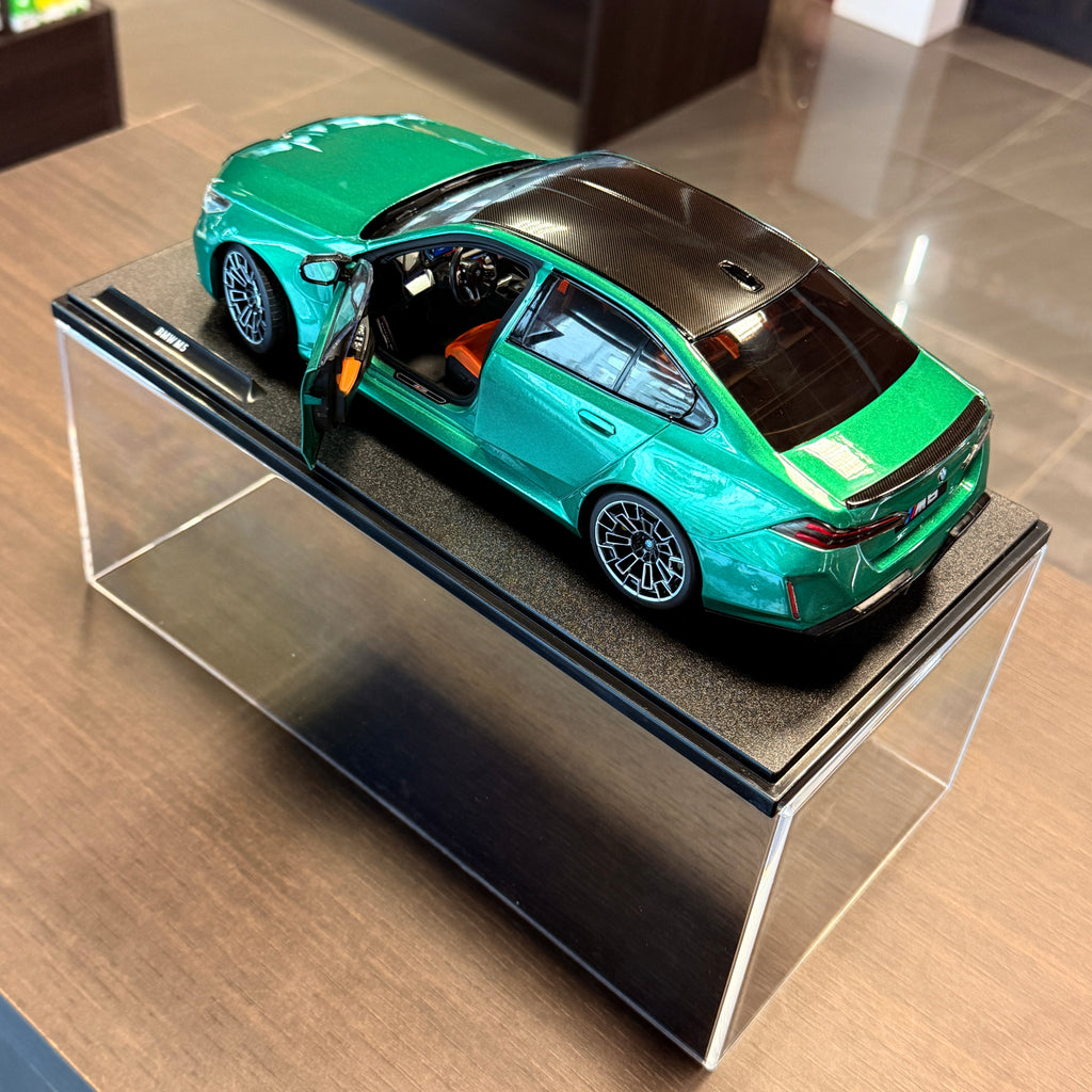 BMW M5 Isle of Man Green 2025, mierka 1:18 od Solido