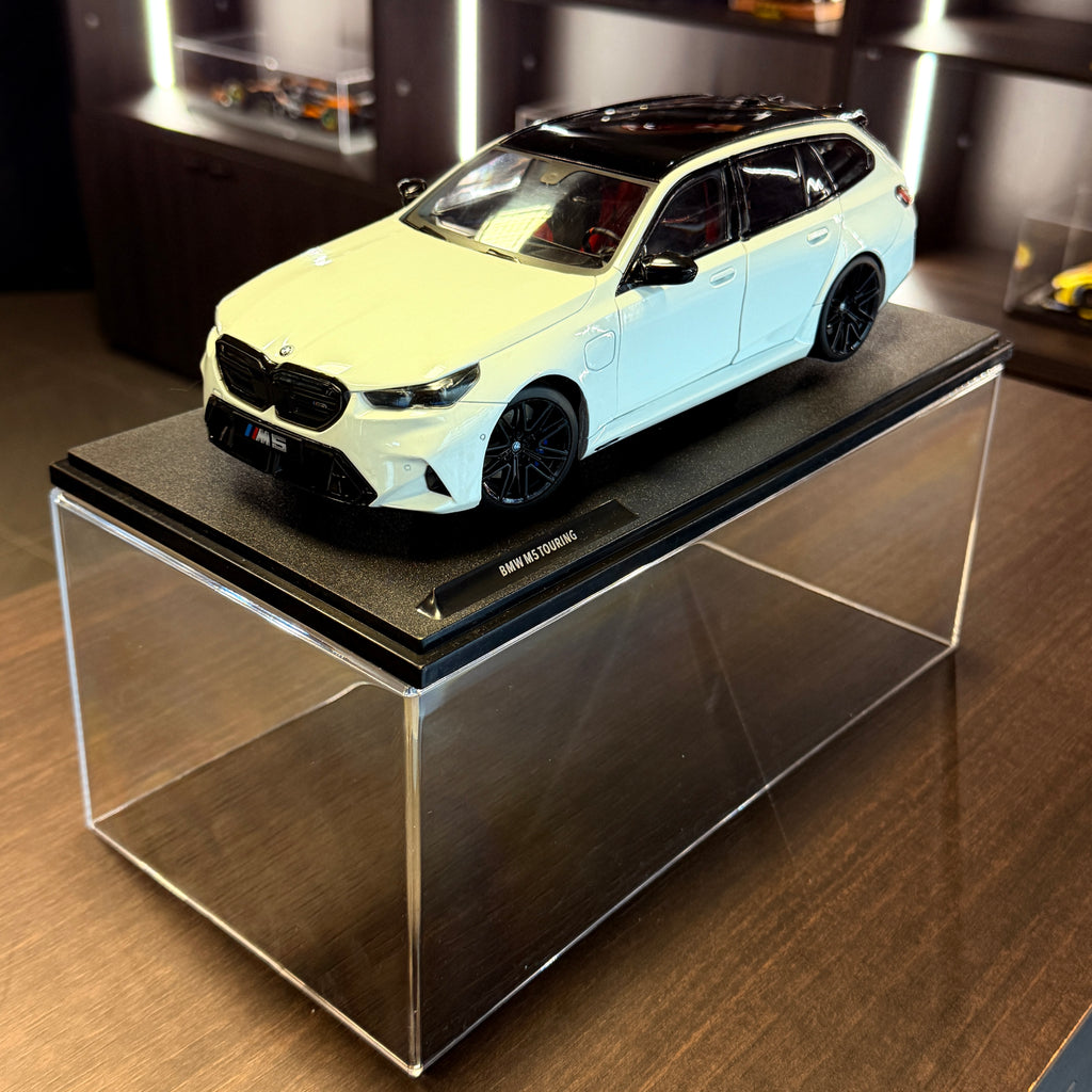 BMW M5 Touring Alpine White, 2025, 1:18 méretarányban – Solido