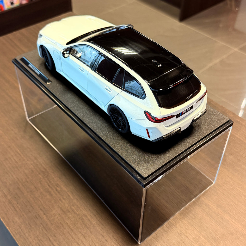 BMW M5 Touring Alpine White, 2025, 1:18 méretarányban – Solido