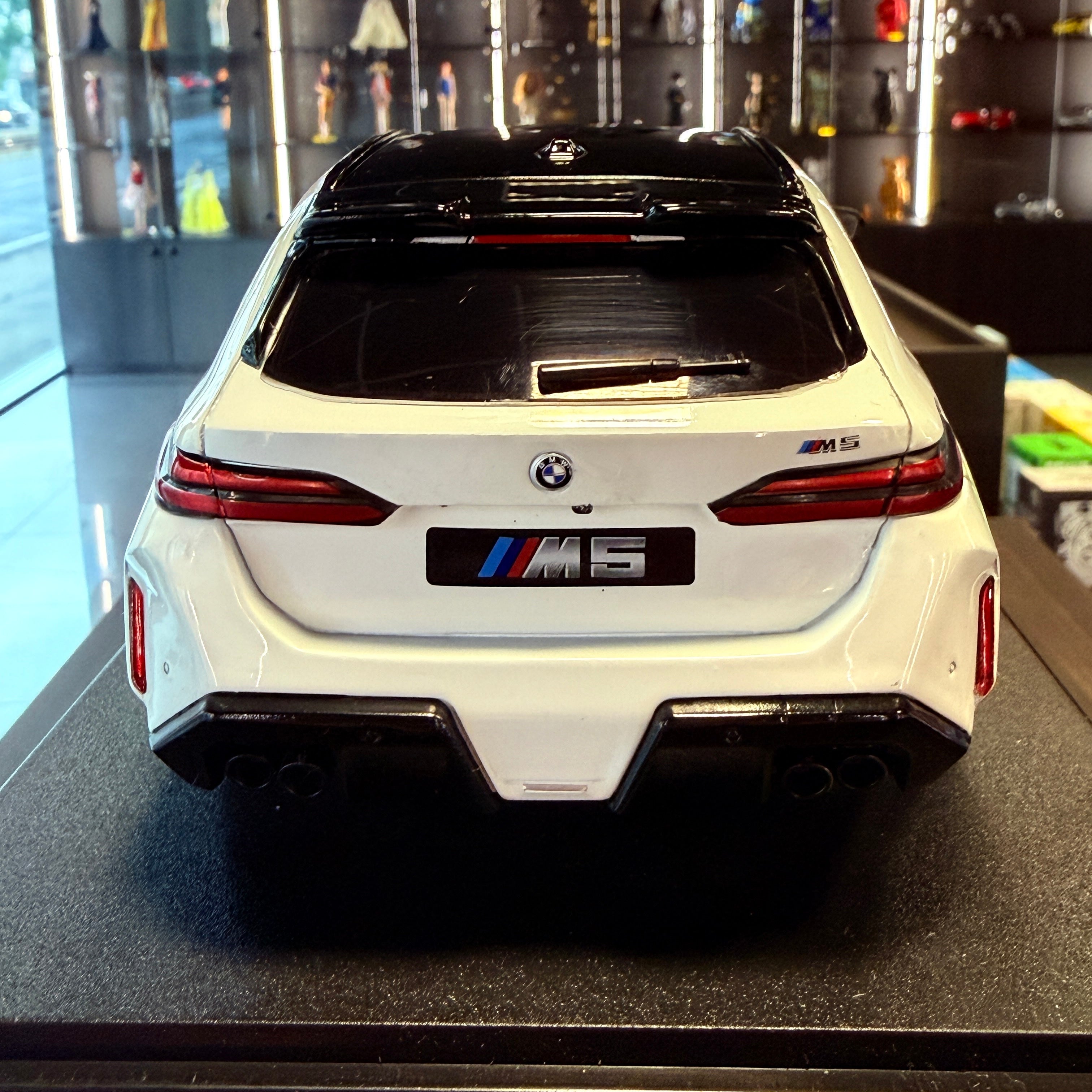 BMW M5 Touring Alpine White, 2025, 1:18 méretarányban – Solido