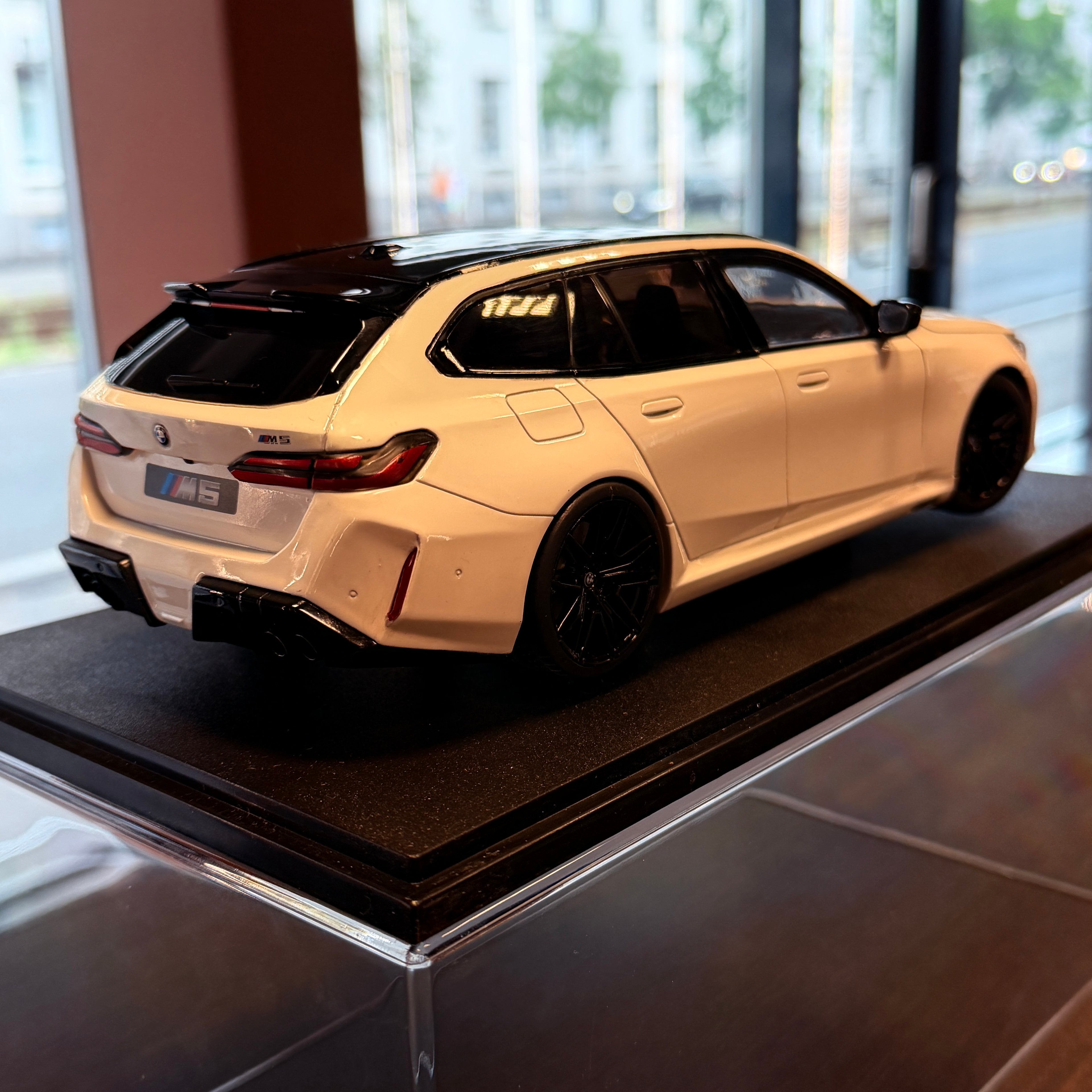 BMW M5 Touring Alpine White, 2025, 1:18 méretarányban – Solido