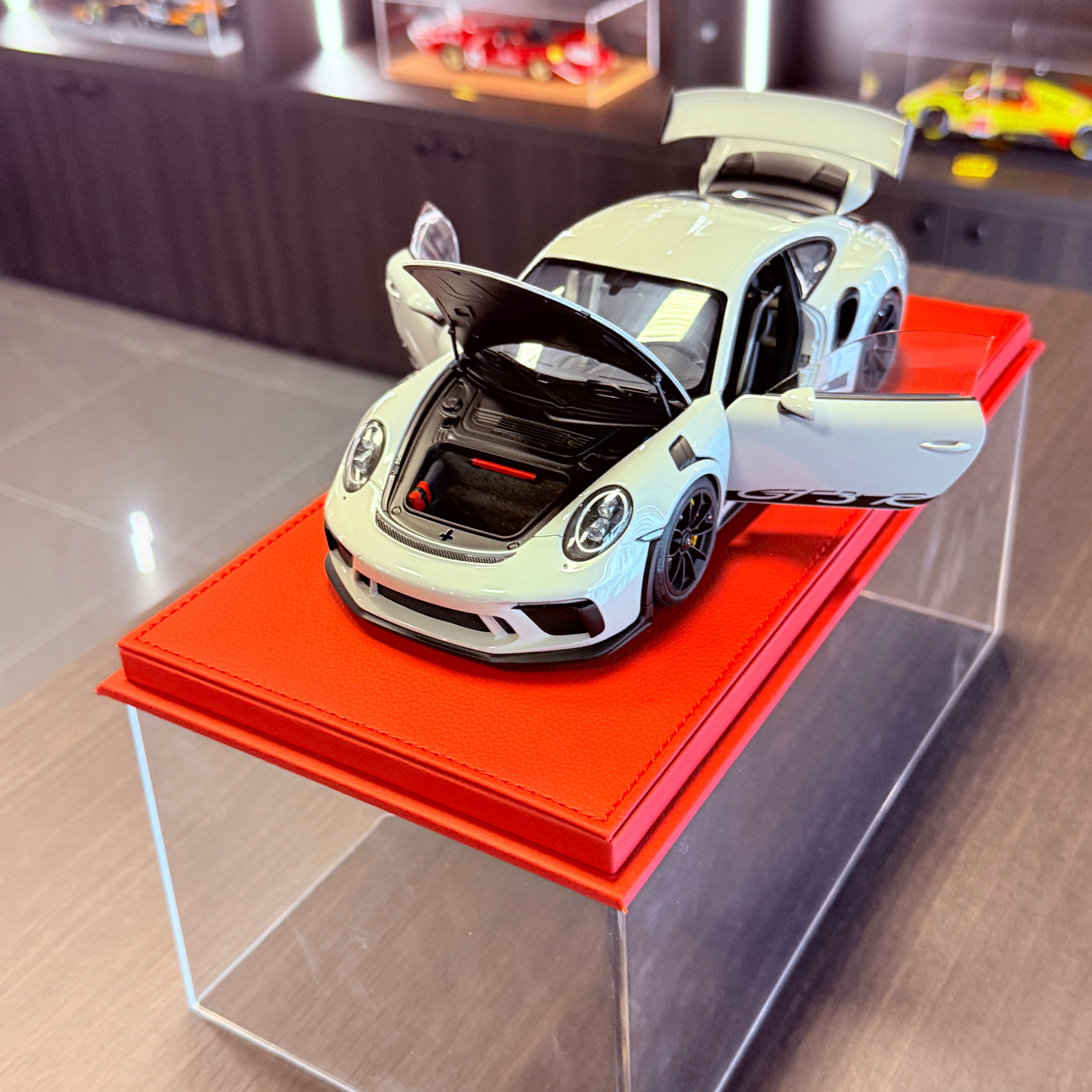 Porsche 911 (991.2) GT3 RS Crayon – 1:18 Scale Model Car by AUTOart