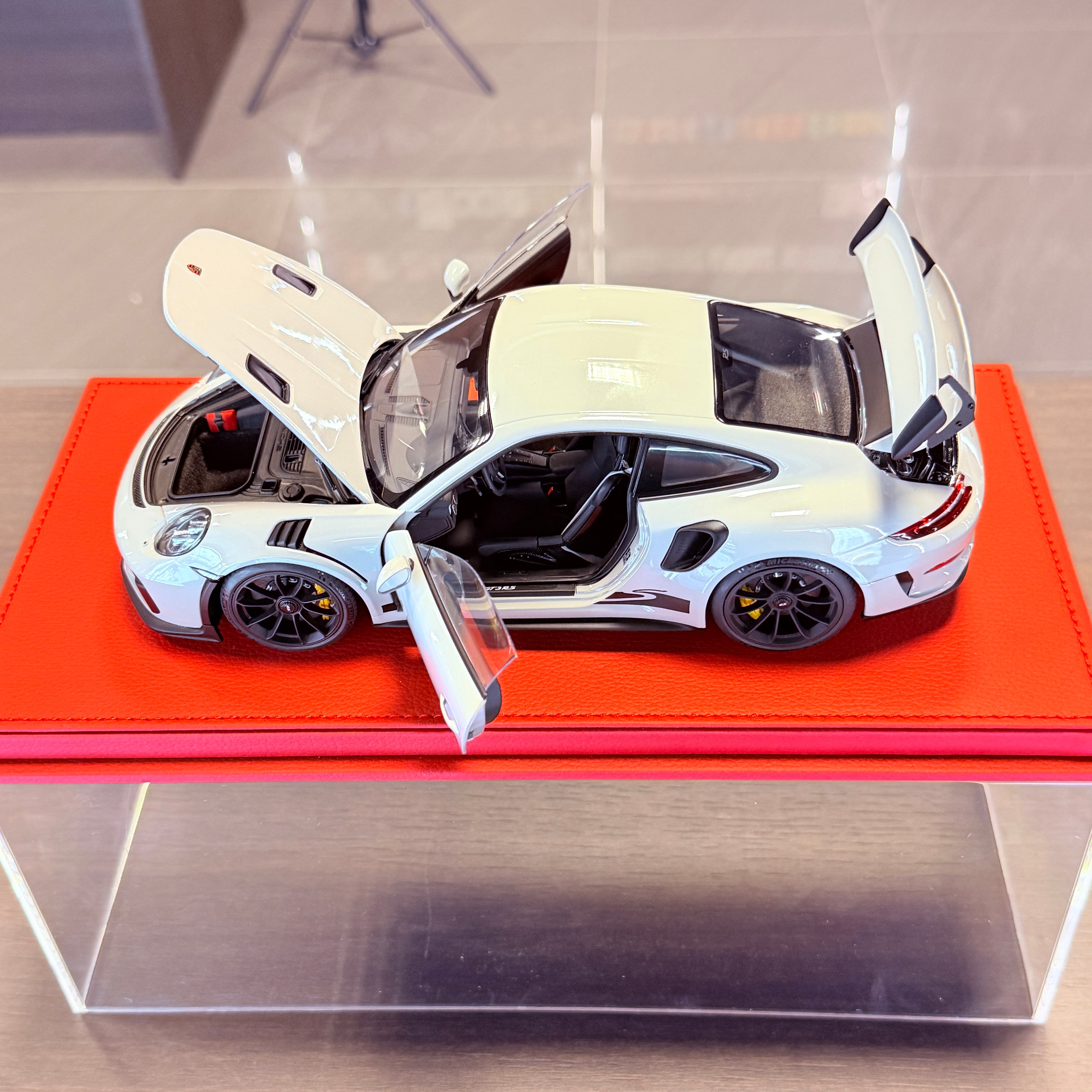 Porsche 911 (991.2) GT3 RS Crayon – 1:18 Scale Model Car by AUTOart