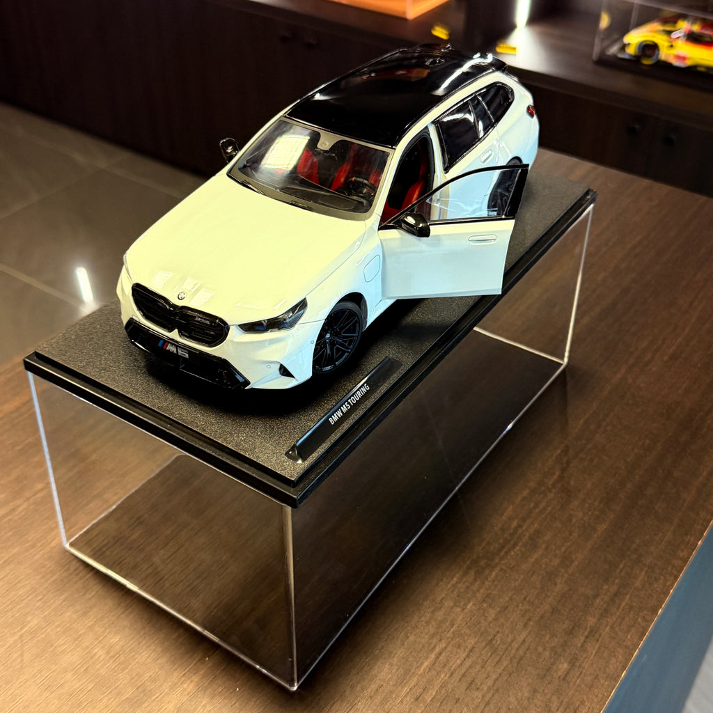 BMW M5 Touring Alpine White, 2025, 1:18 méretarányban – Solido