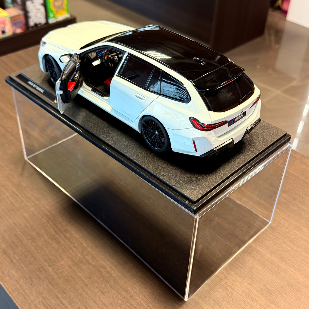 BMW M5 Touring Alpine White, 2025, 1:18 méretarányban – Solido