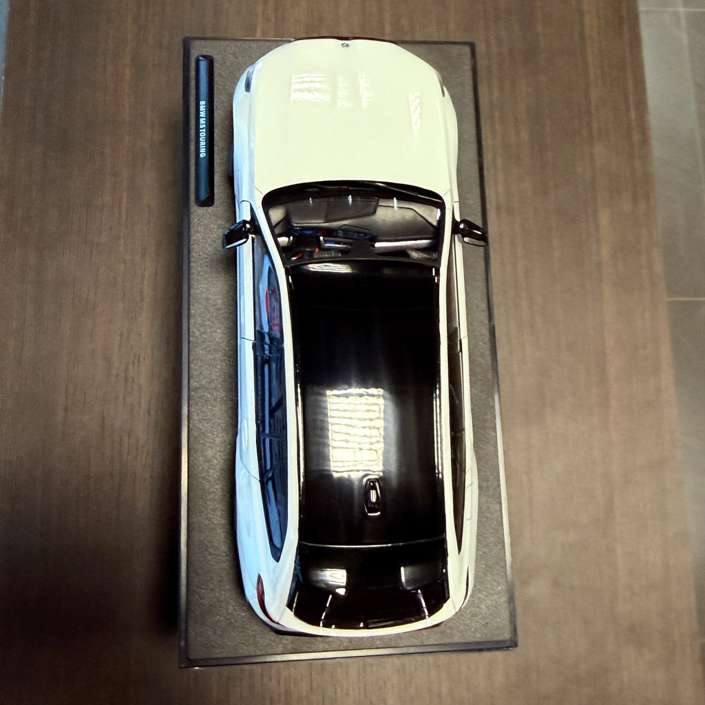 BMW M5 Touring Alpine White, 2025, 1:18 méretarányban – Solido