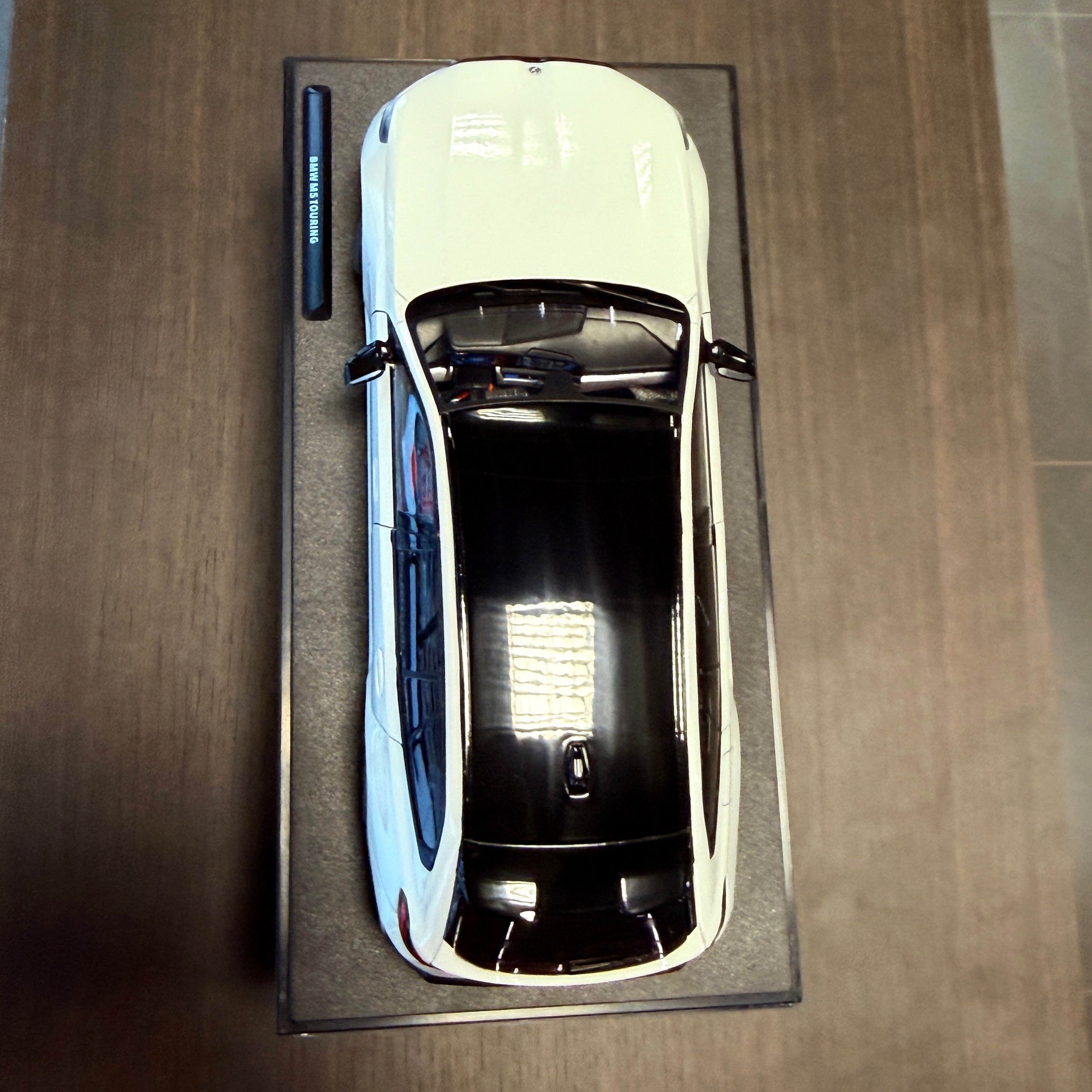 BMW M5 Touring Alpine White, 2025, 1:18 méretarányban – Solido