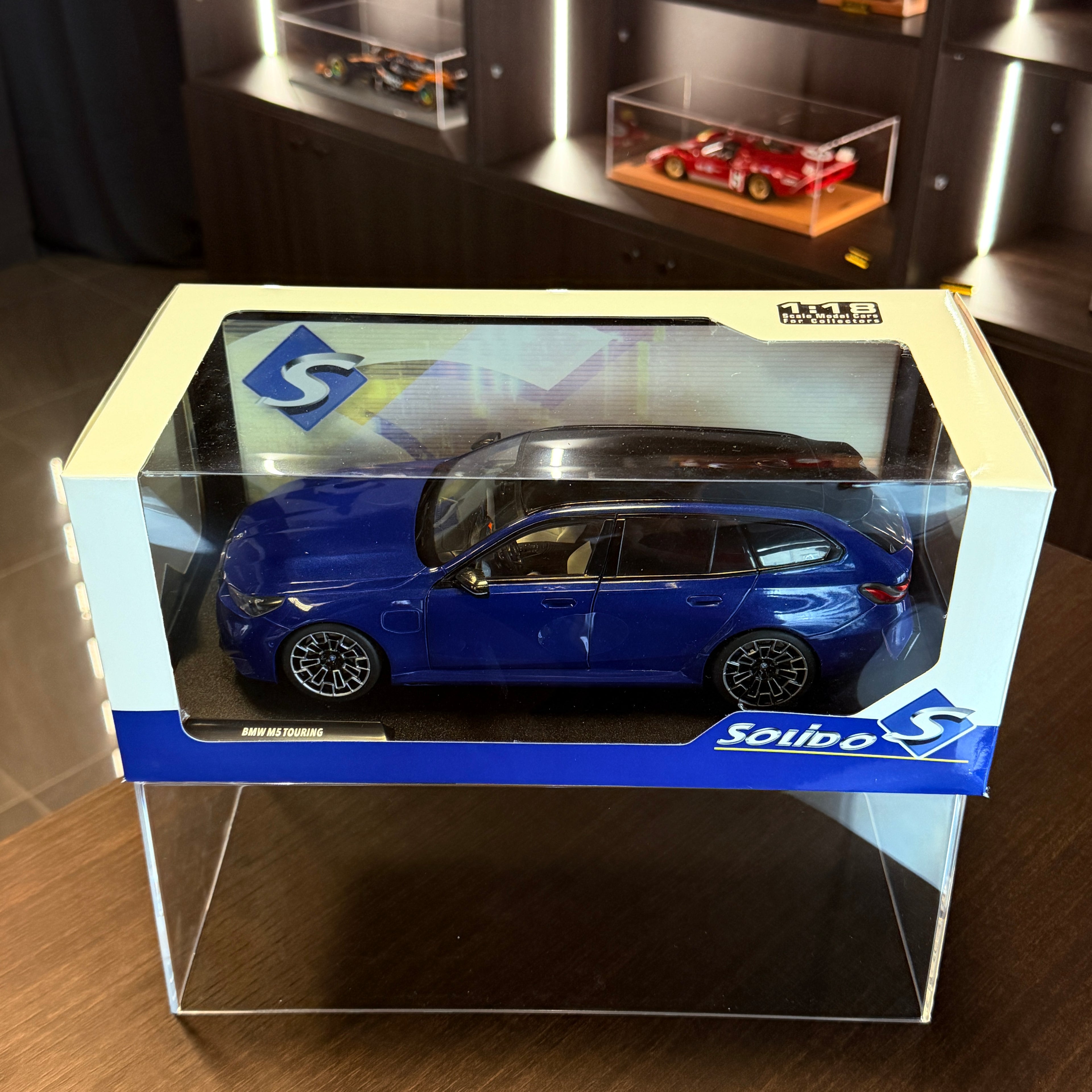 BMW M5 Touring Marina Bay Blue 2025, scară 1:18, de Solido