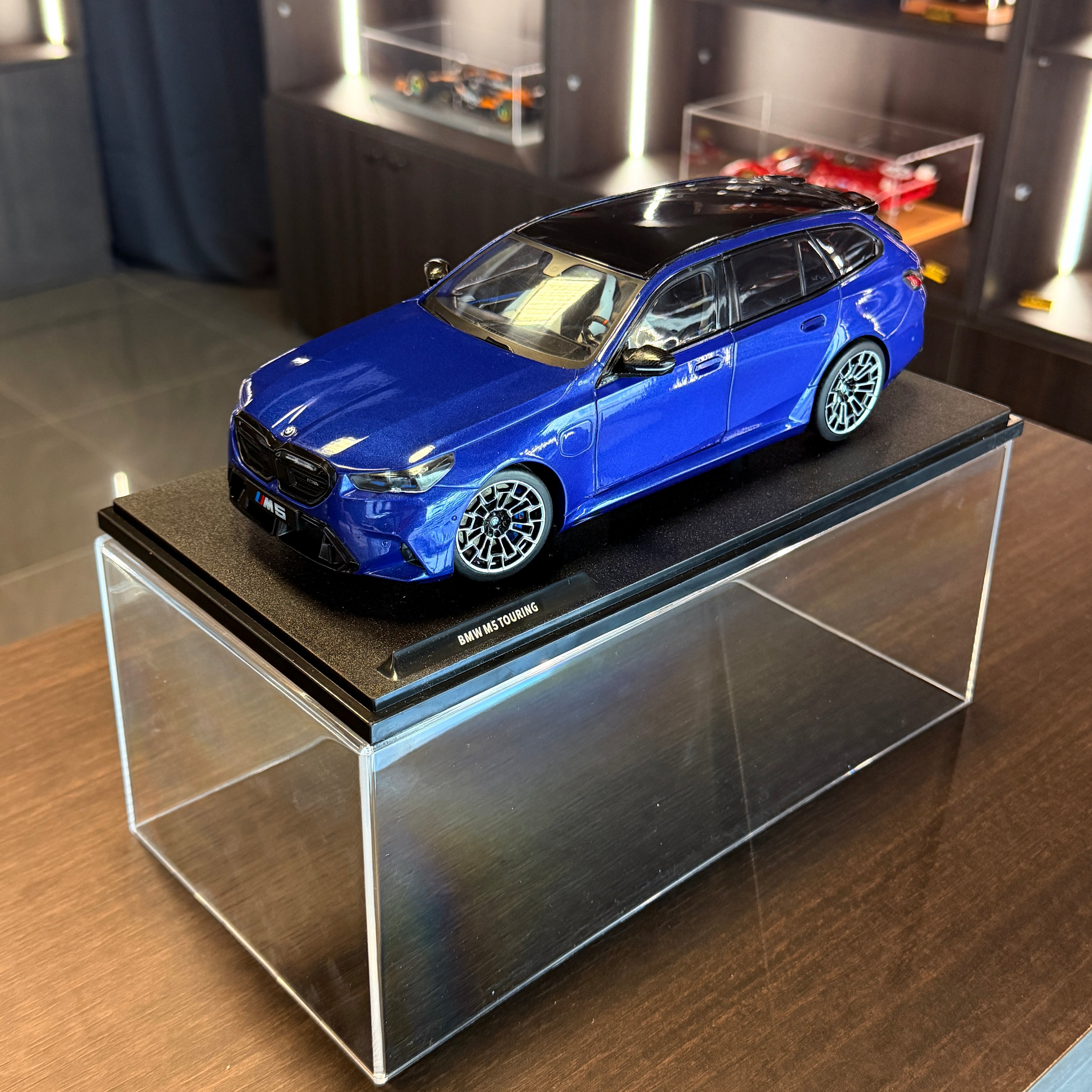 BMW M5 Touring Marina Bay Blue 2025, mierka 1:18 od Solido