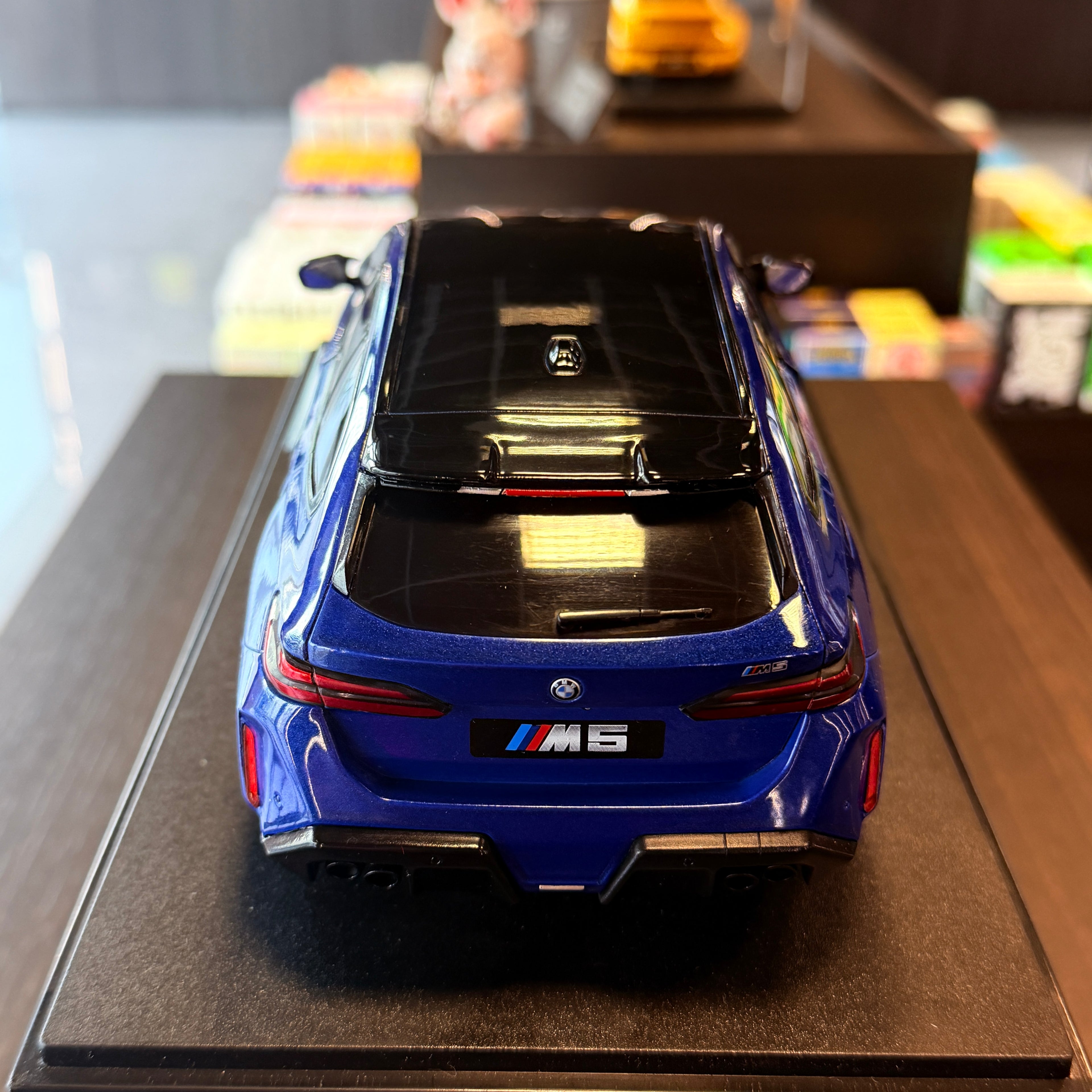 BMW M5 Touring Marina Bay Blue 2025, scară 1:18, de Solido