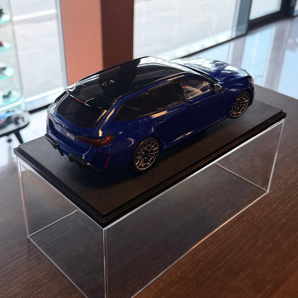 BMW M5 Touring Marina Bay Blue 2025, scară 1:18, de Solido
