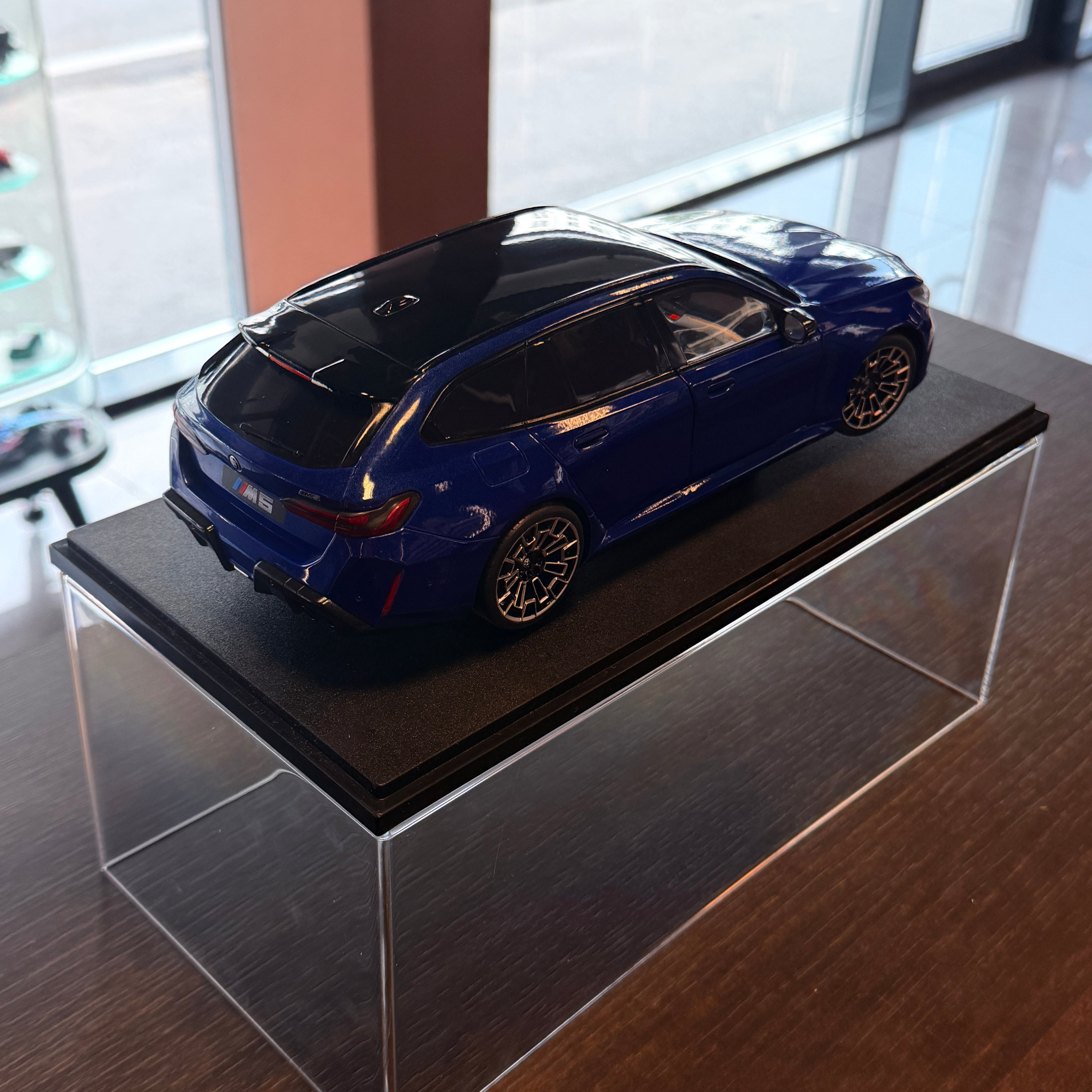 BMW M5 Touring Marina Bay Blue 2025, mierka 1:18 od Solido