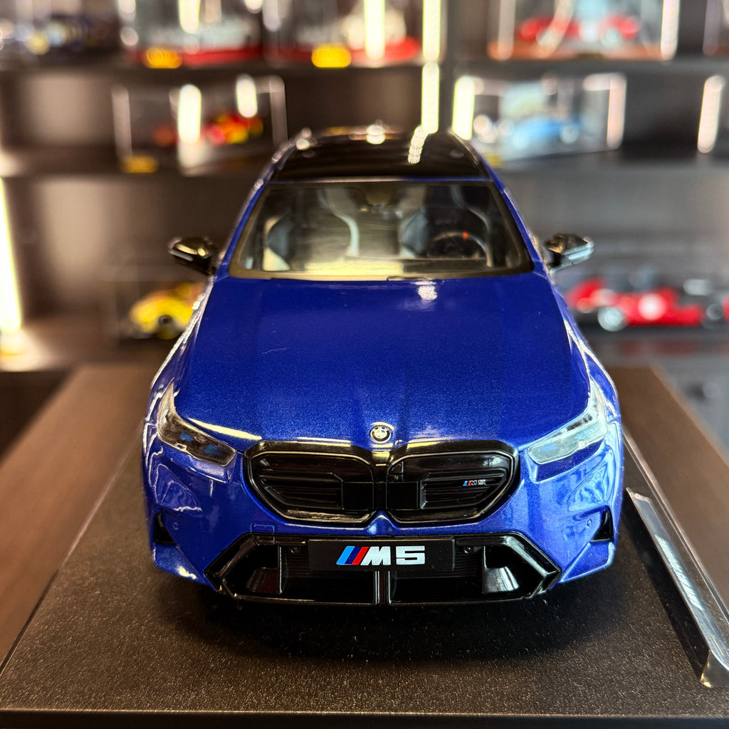 BMW M5 Touring Marina Bay Blue 2025, scară 1:18, de Solido