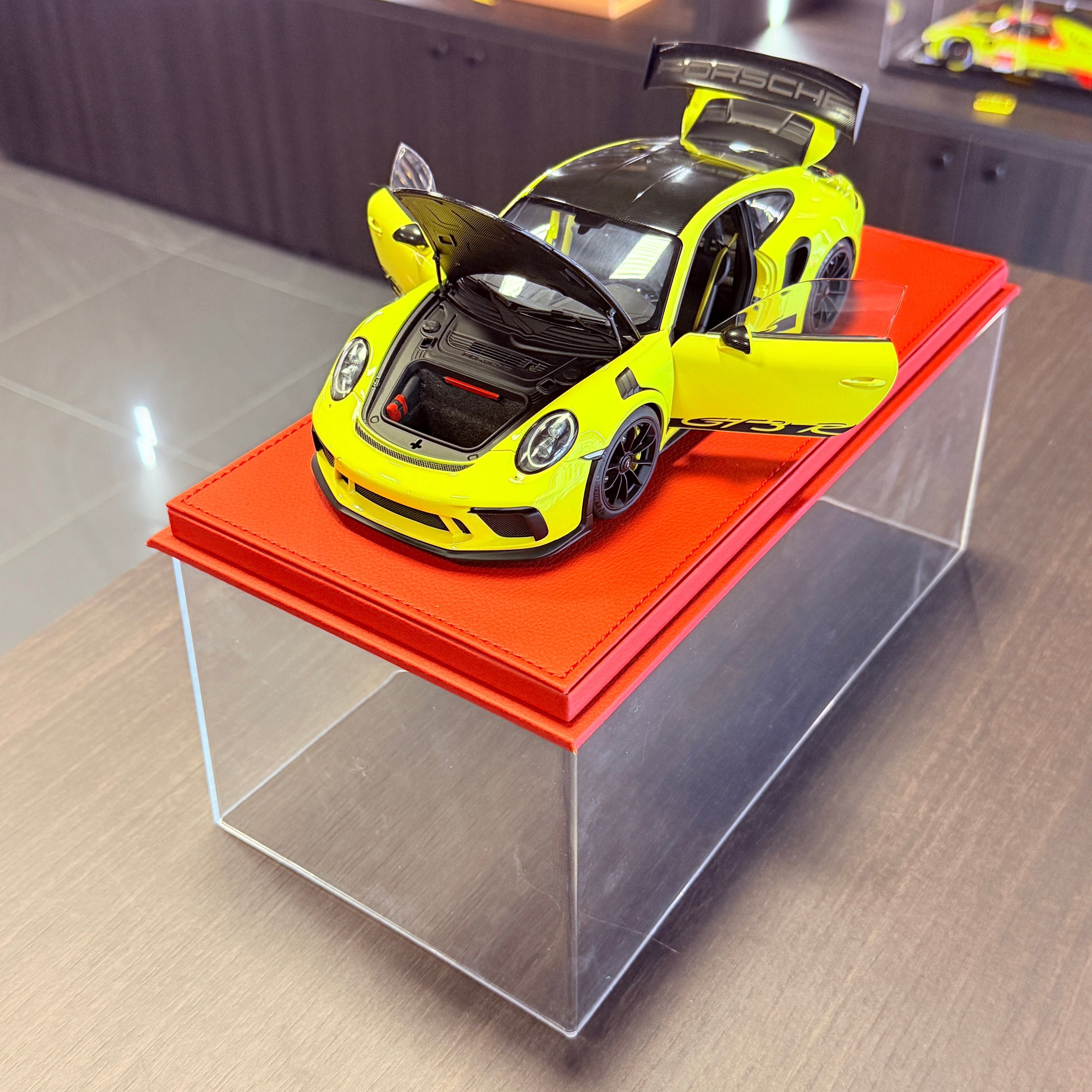 Porsche 911 (991.2) GT3 RS с пакет Weissach Racing Yellow – мащабен модел автомобил в мащаб 1:18 от AUTOart