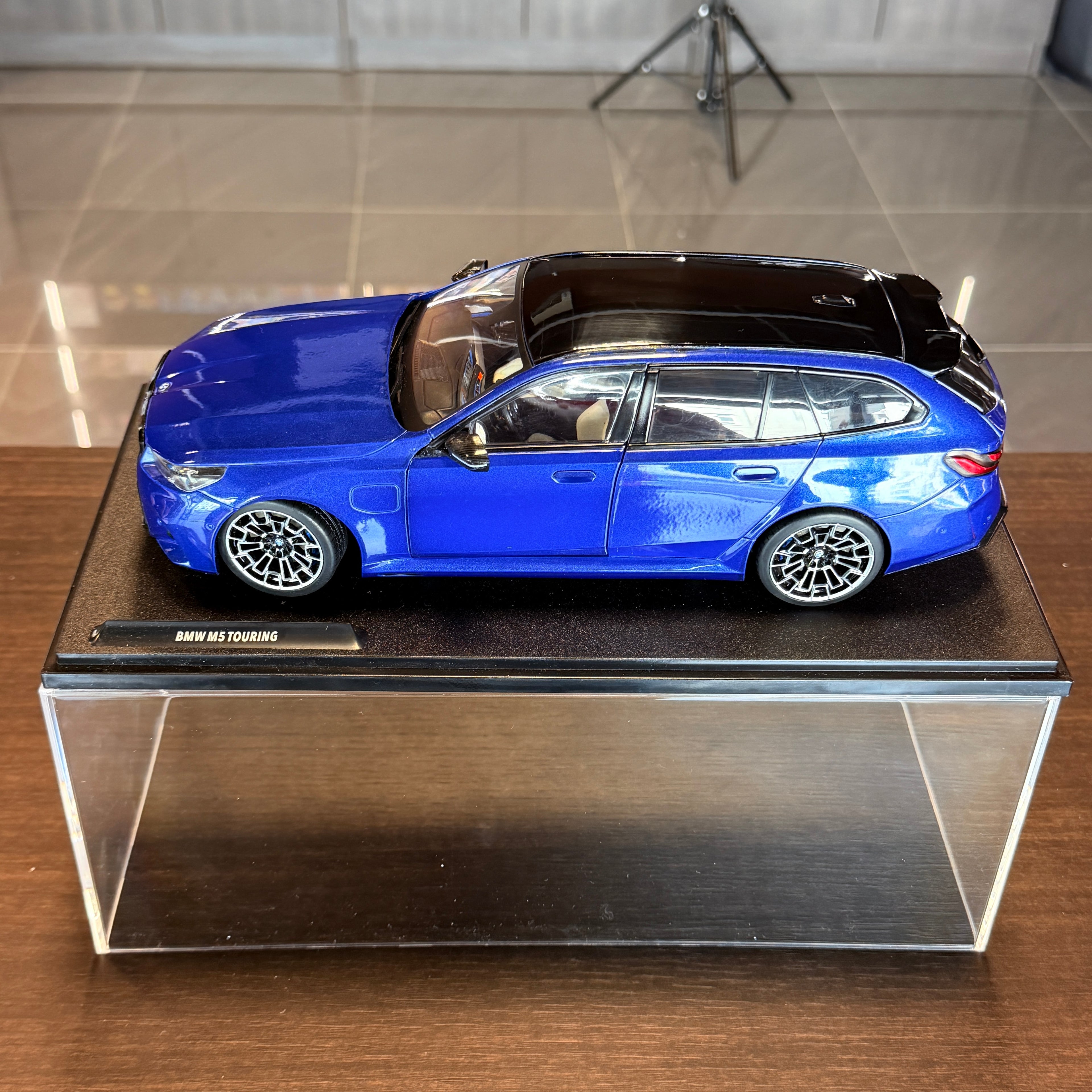 BMW M5 Touring Marina Bay Blue 2025, mierka 1:18 od Solido