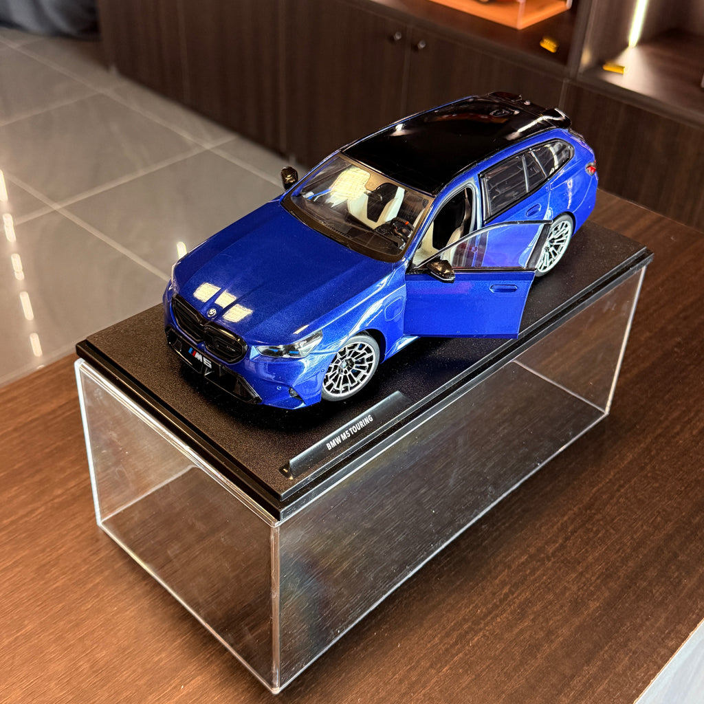 BMW M5 Touring Marina Bay Blue 2025, scară 1:18, de Solido