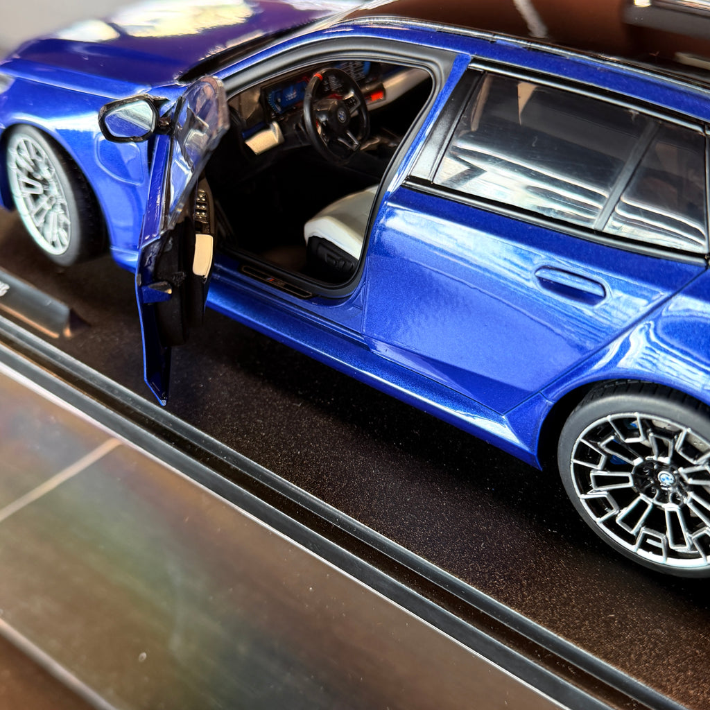BMW M5 Touring Marina Bay Blue 2025, scară 1:18, de Solido