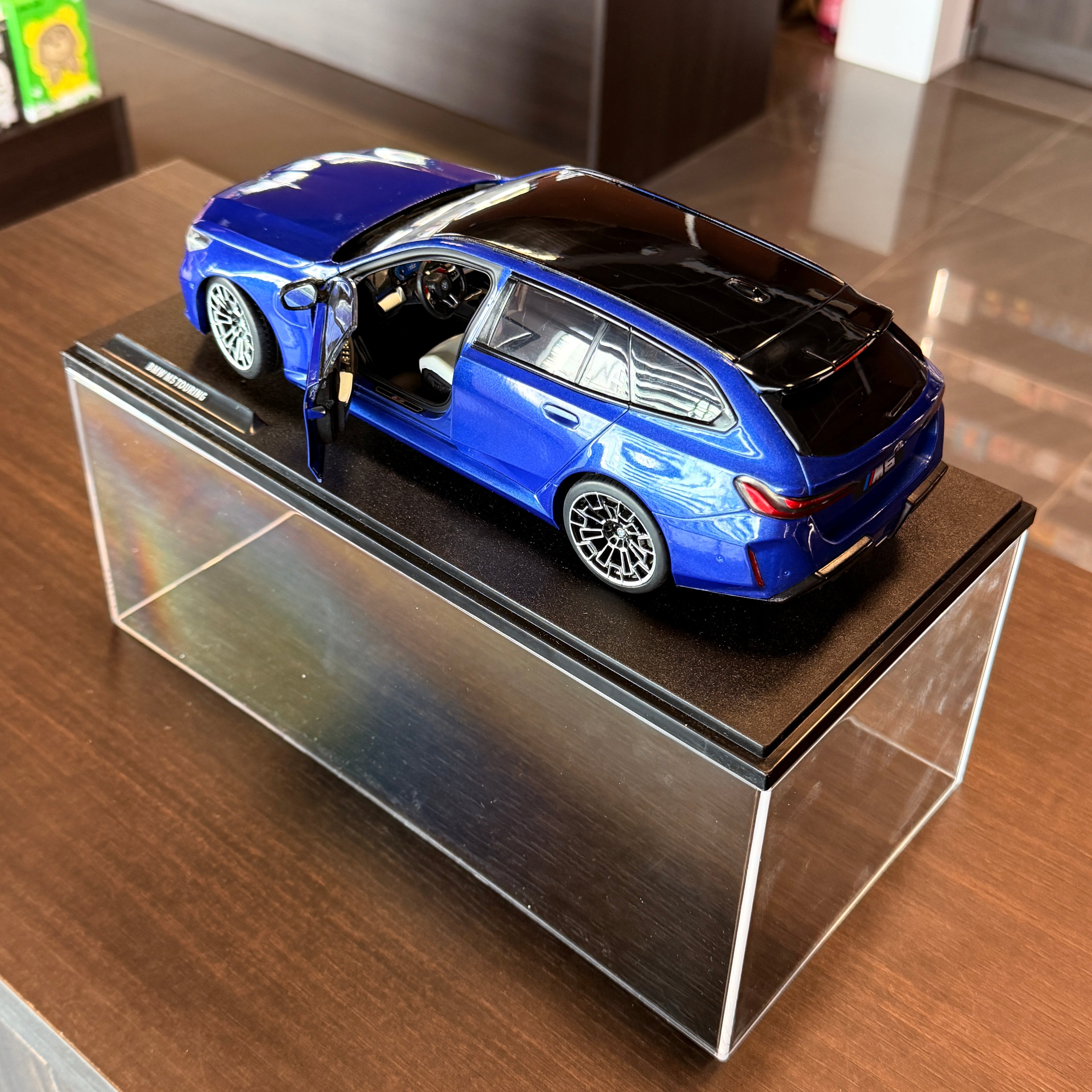 BMW M5 Touring Marina Bay Blue 2025, scară 1:18, de Solido