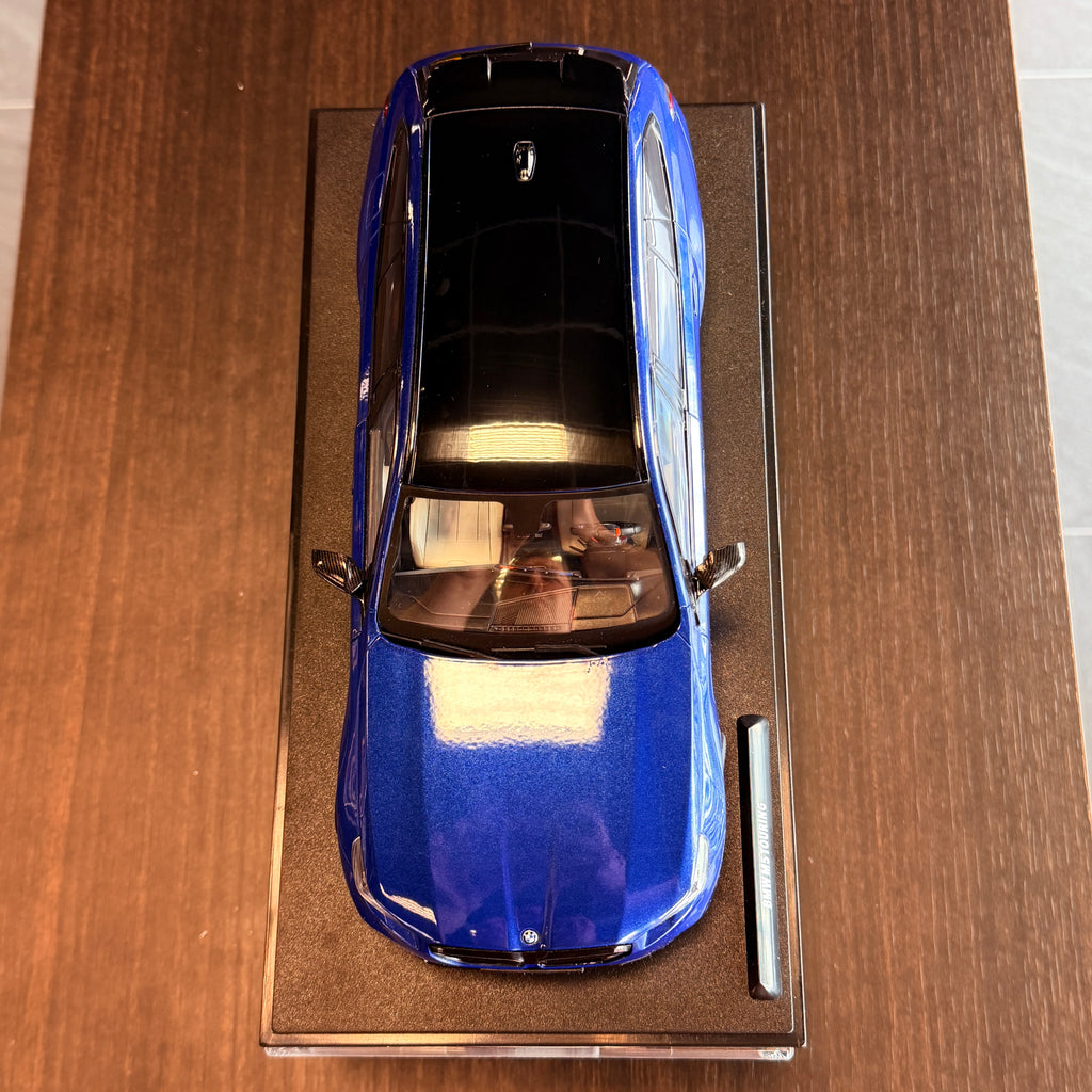 BMW M5 Touring Marina Bay Blue 2025, scară 1:18, de Solido