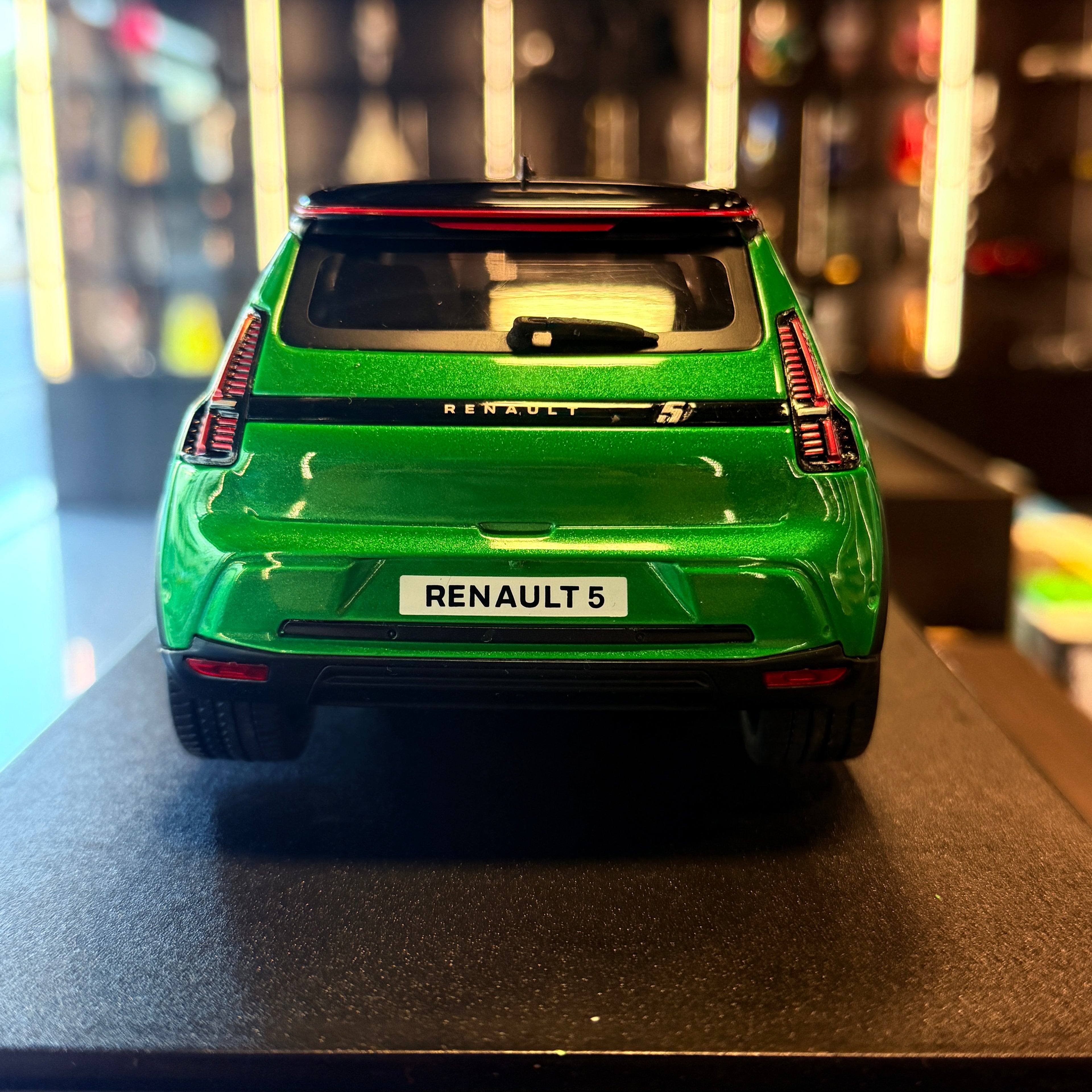 Renault 5 E-Tech Vert Pop 2024, skala 1:18 fra Solido