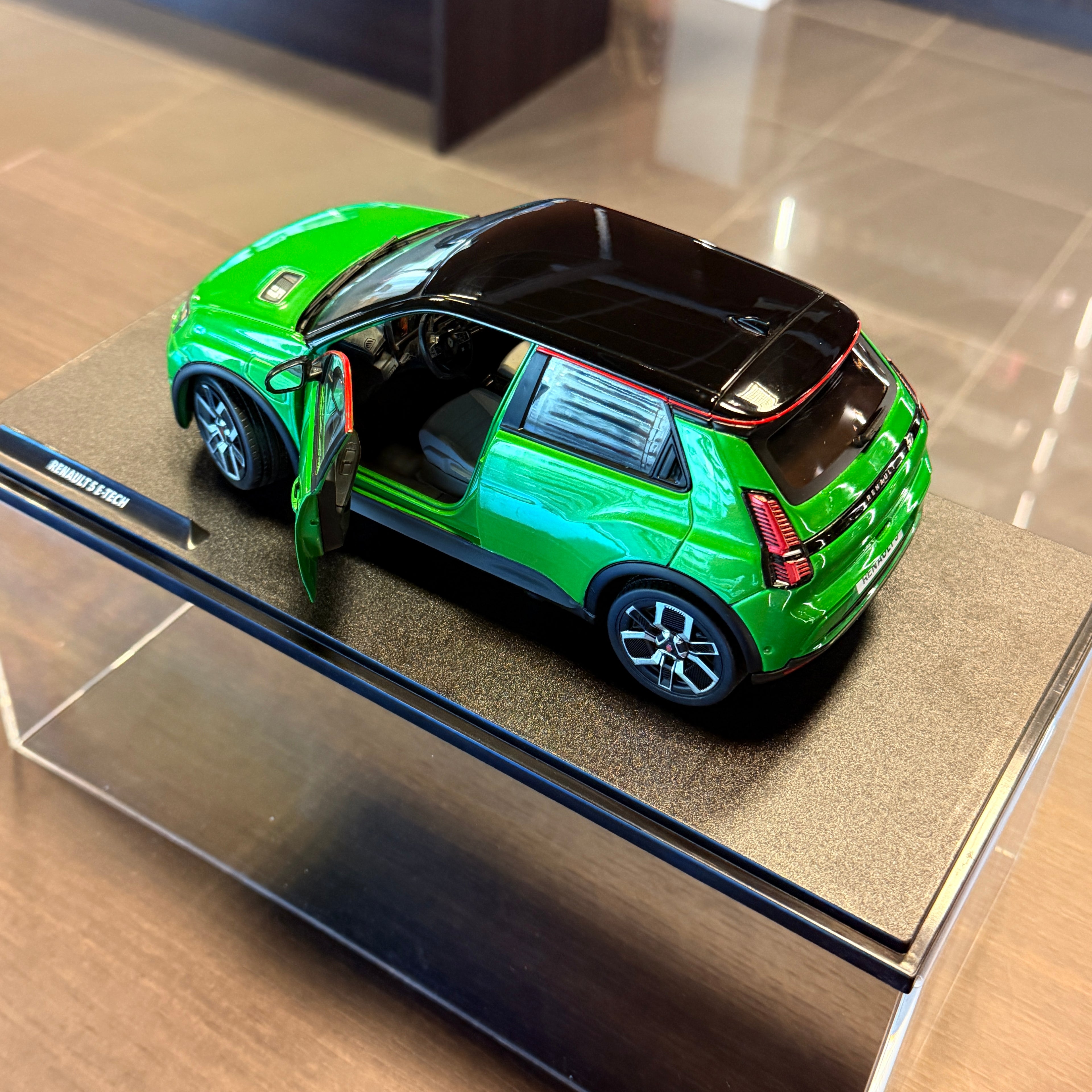 Renault 5 E-Tech Vert Pop 2024, skala 1:18 fra Solido