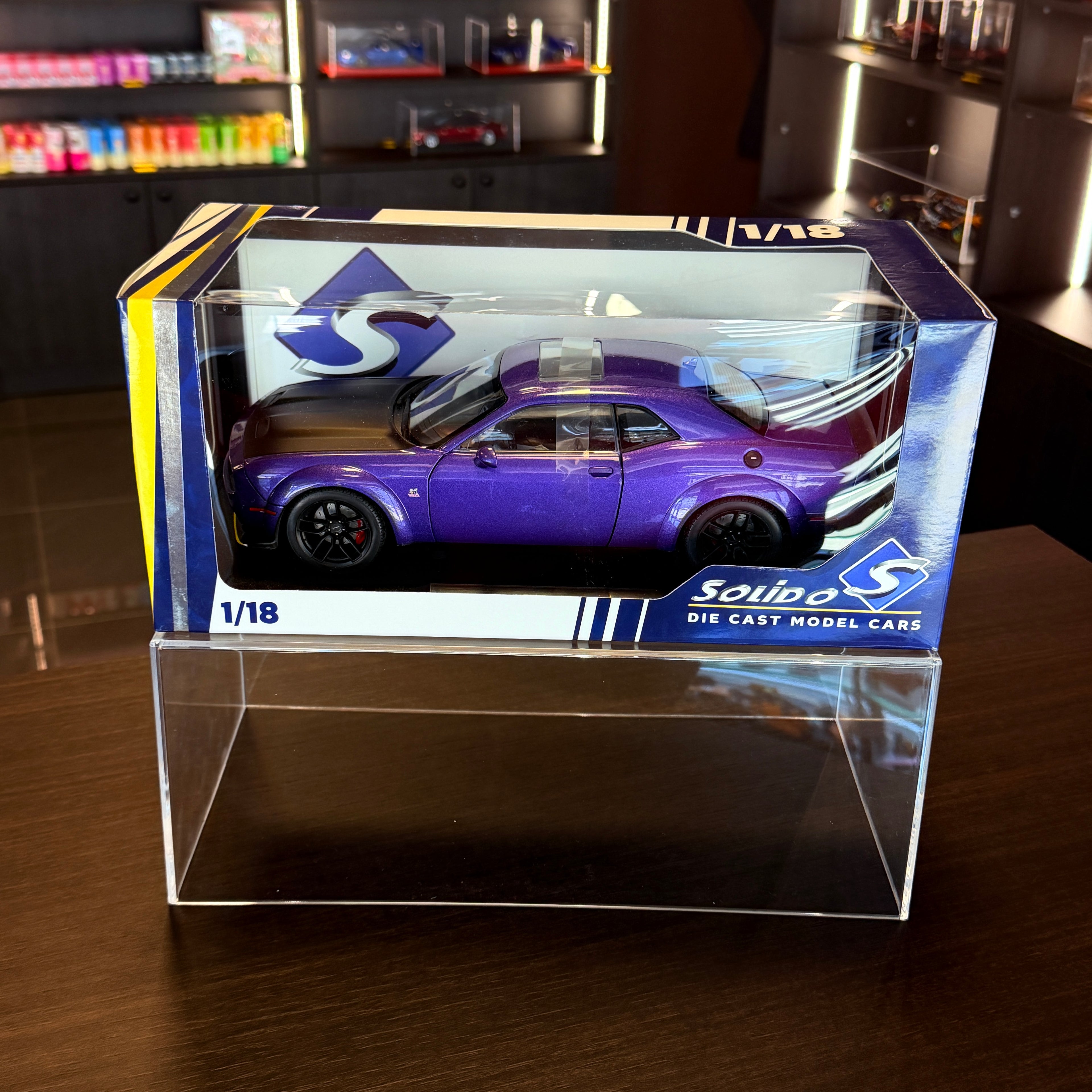 Dodge Challenger SRT Hellcat Widebody Streetfighters Plum Crazy, 2023, 1:18 méretarányban – Solido