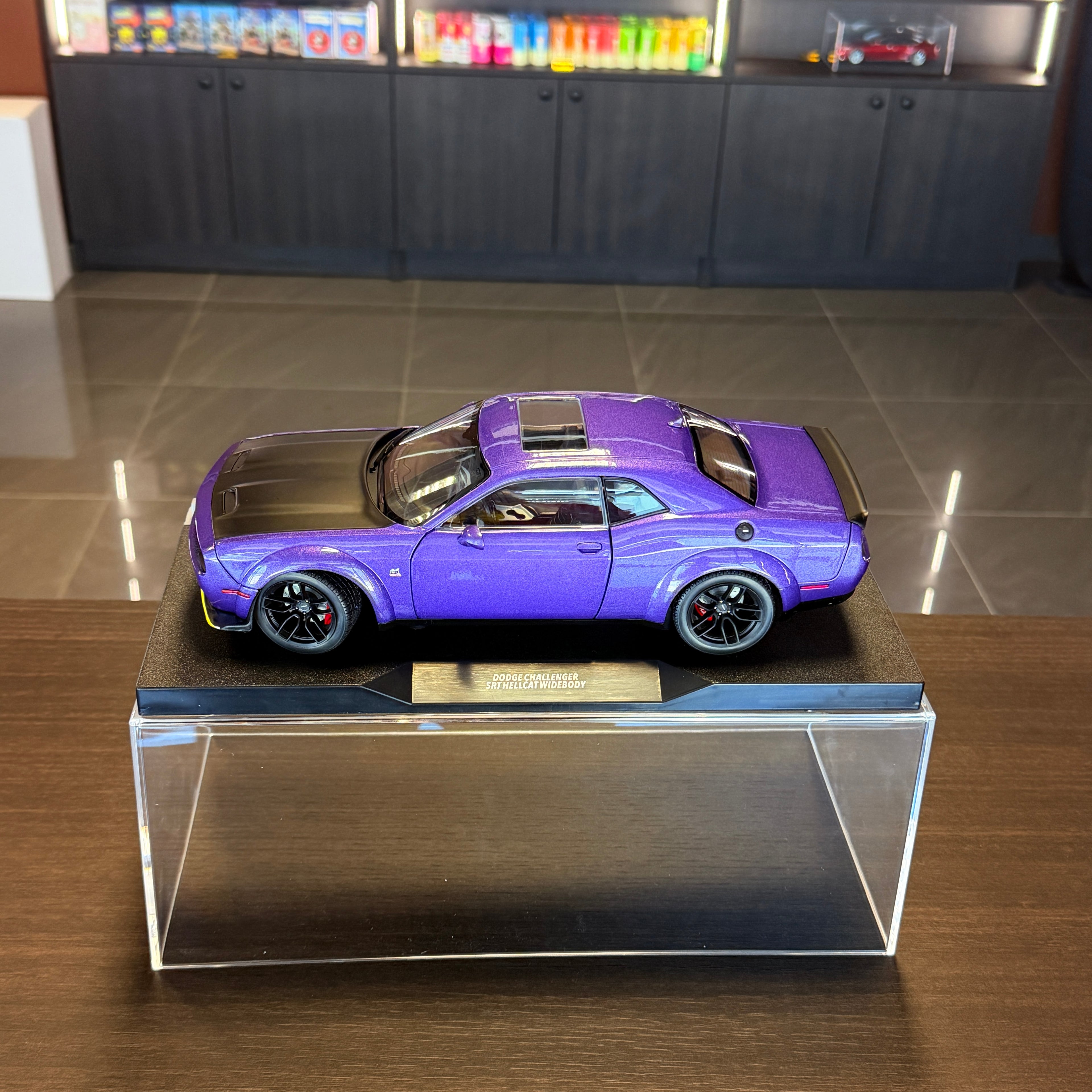 Dodge Challenger SRT Hellcat Widebody Streetfighters Plum Crazy, 2023, 1:18 méretarányban – Solido