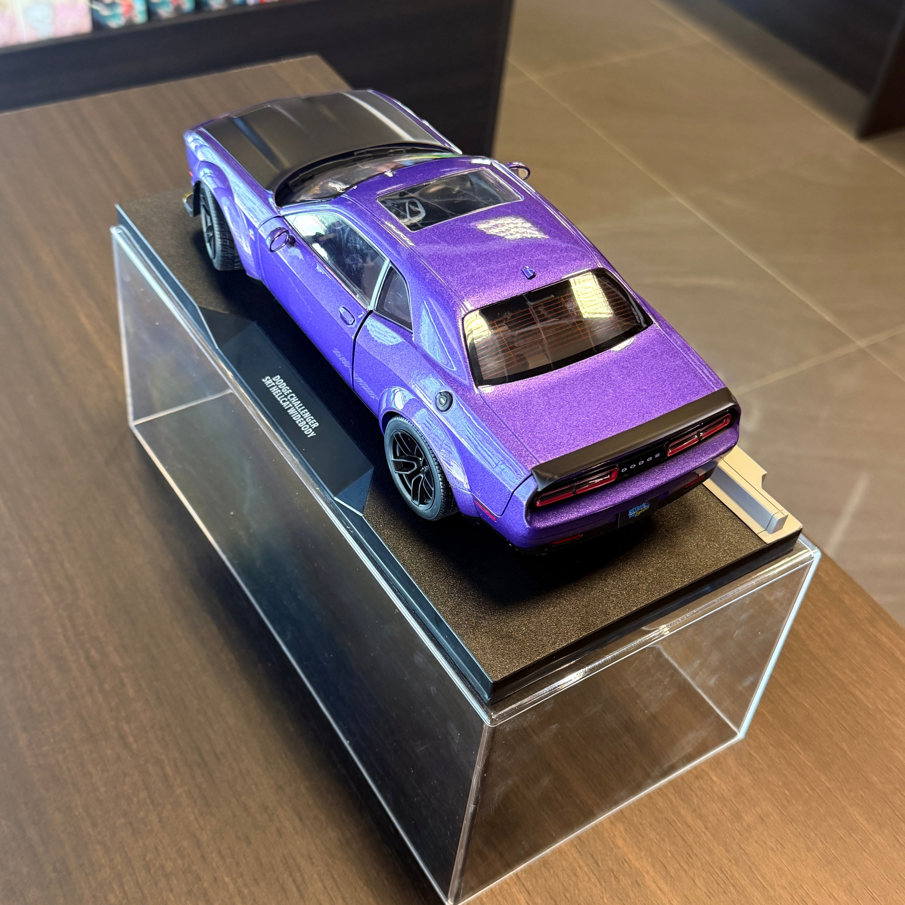 Dodge Challenger SRT Hellcat Widebody Streetfighters Plum Crazy, 2023, 1:18 méretarányban – Solido